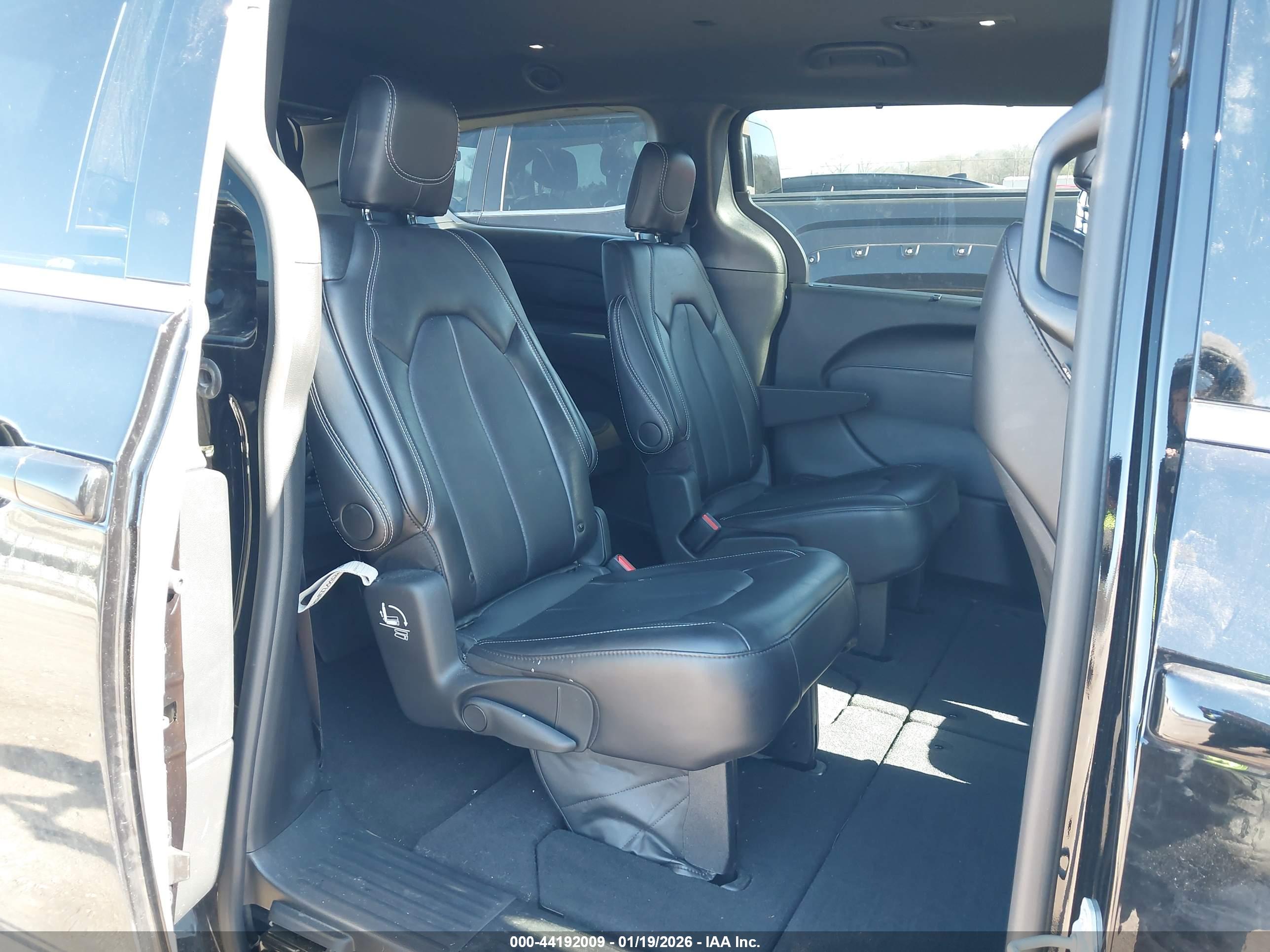 CHRYSLER PACIFICA image 8