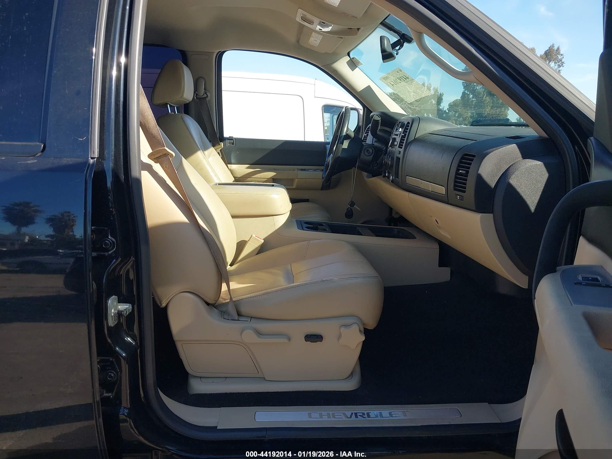 CHEVROLET SILVERADO image 5