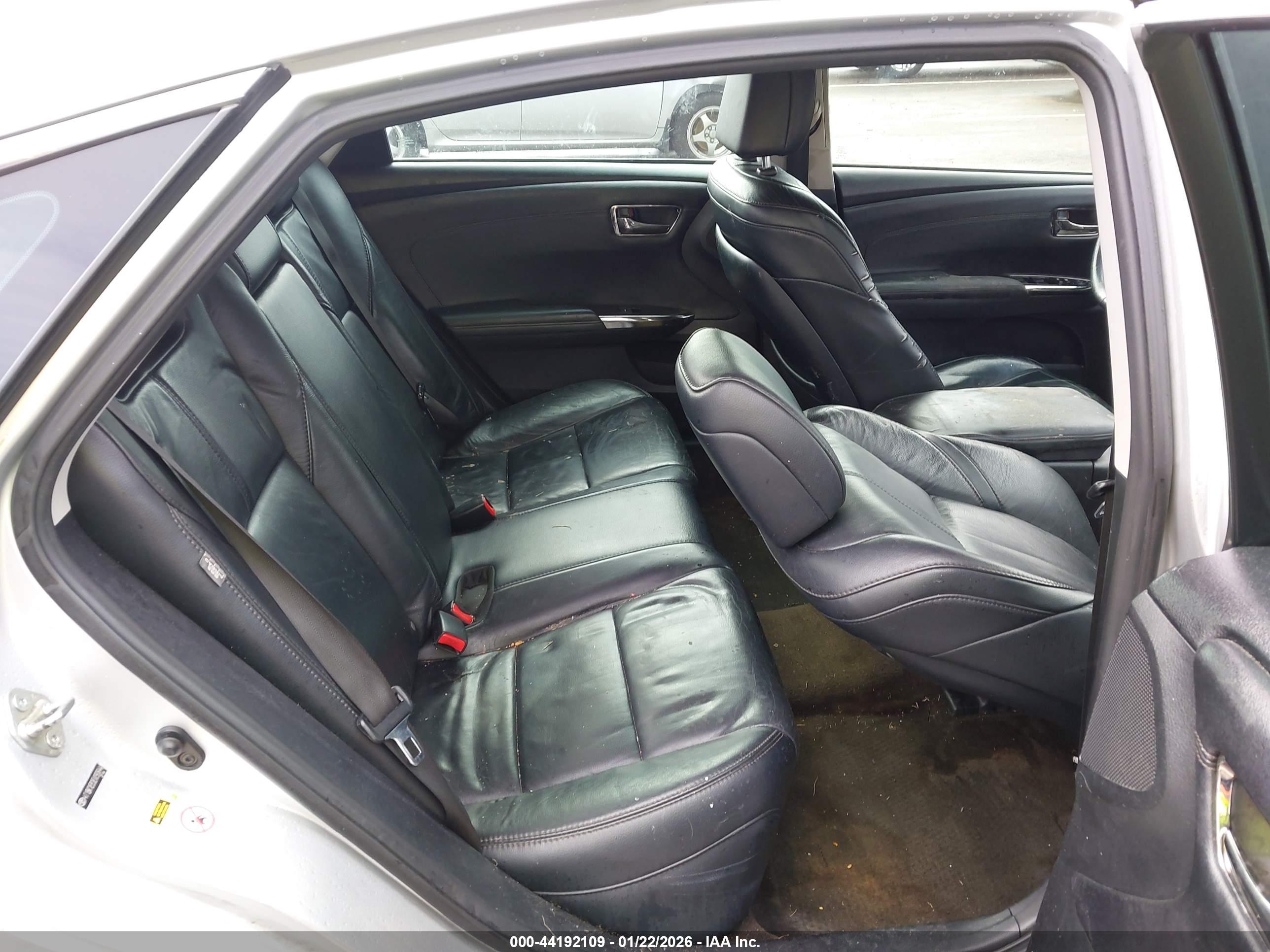 TOYOTA AVALON image 8