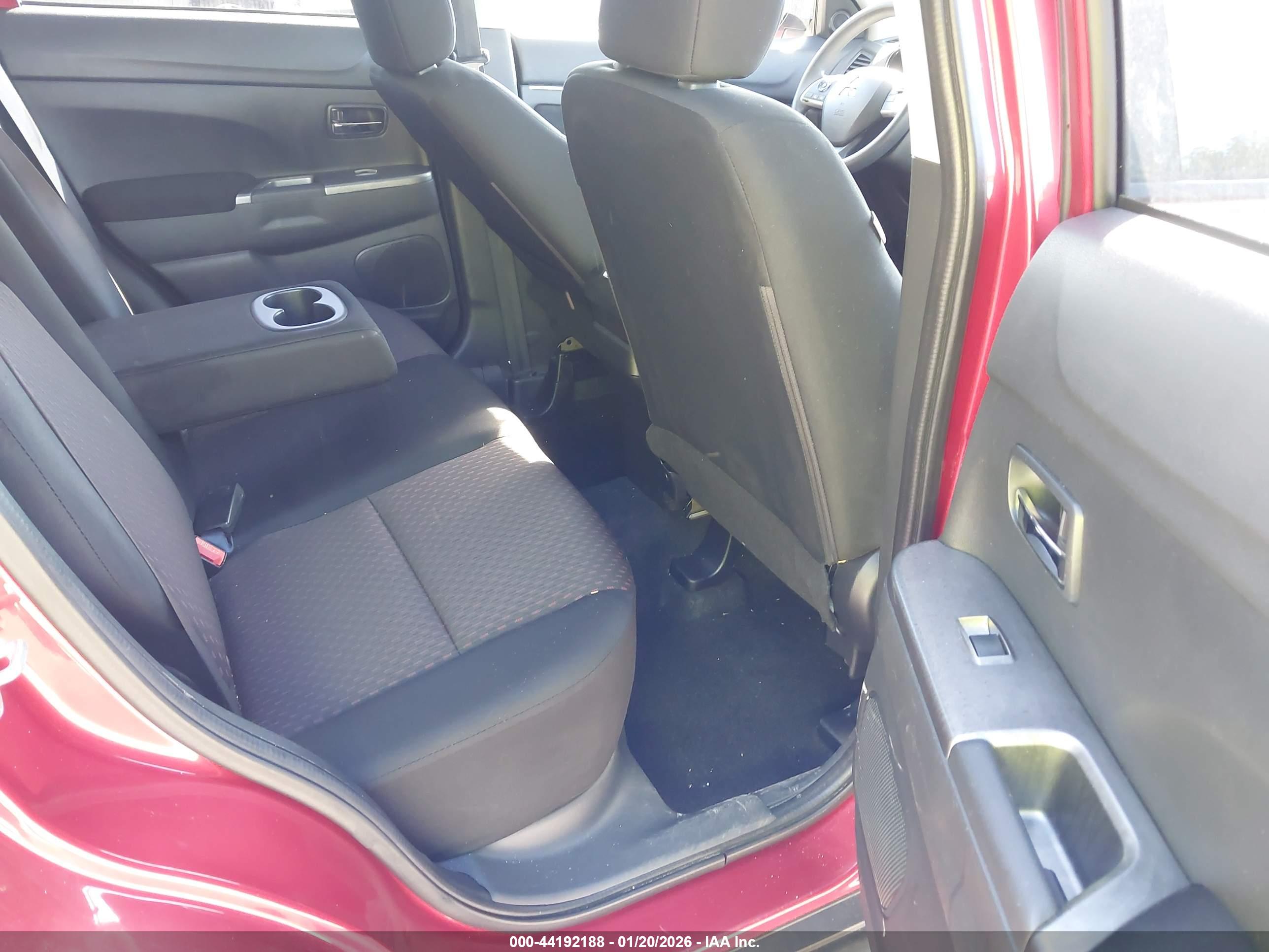 MITSUBISHI OUTLANDER image 8