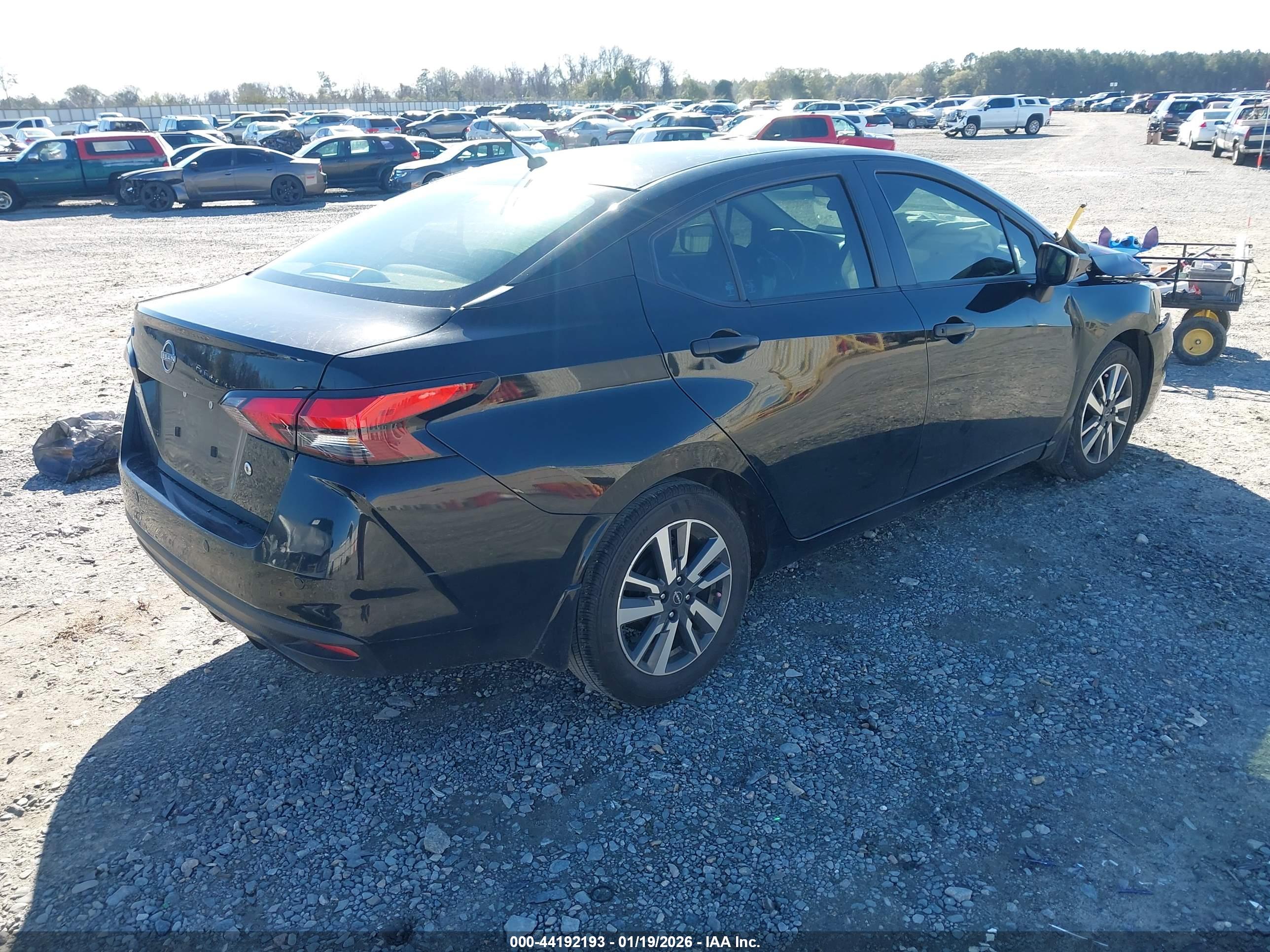 NISSAN VERSA image 4