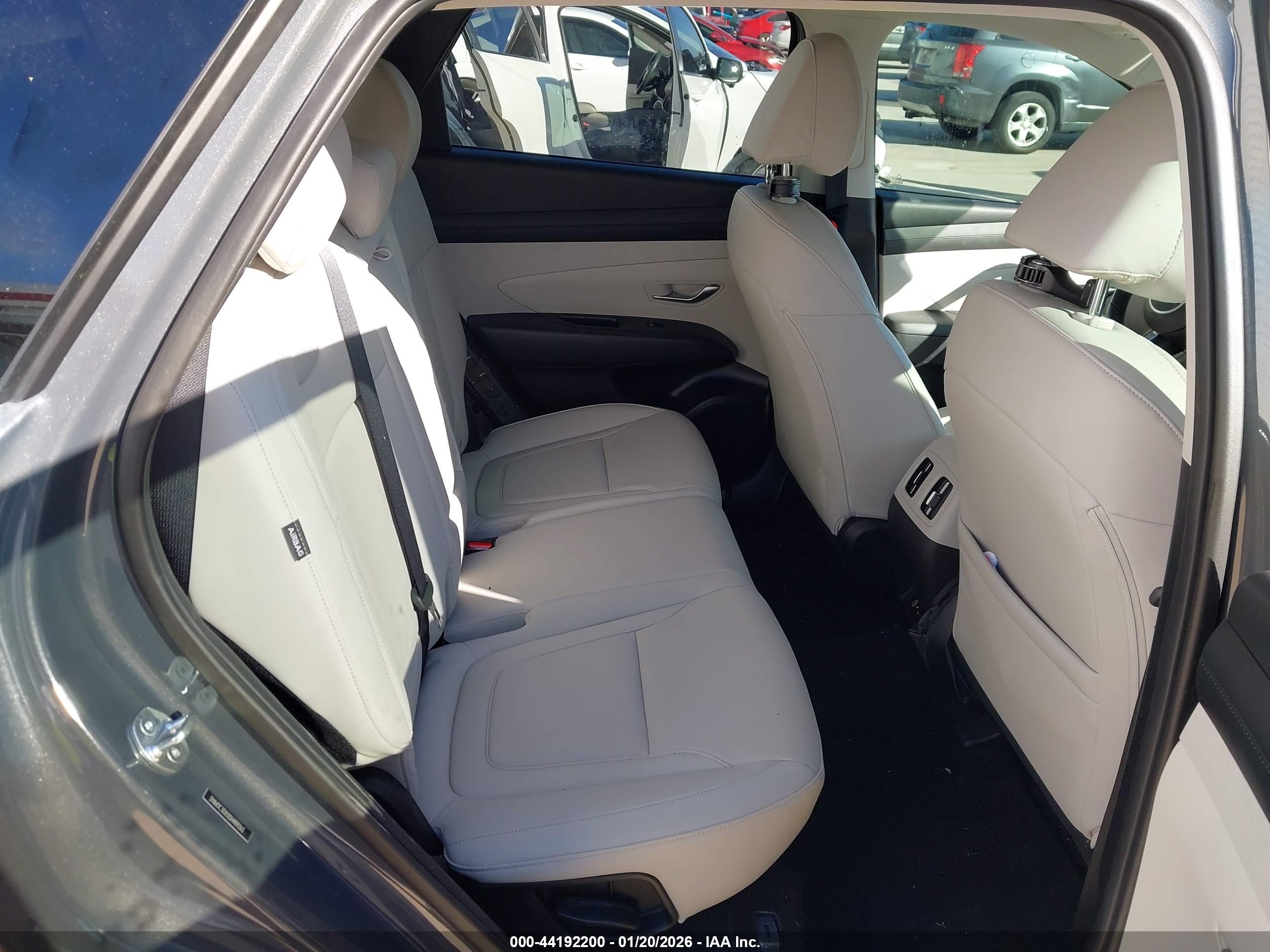 HYUNDAI TUCSON image 8