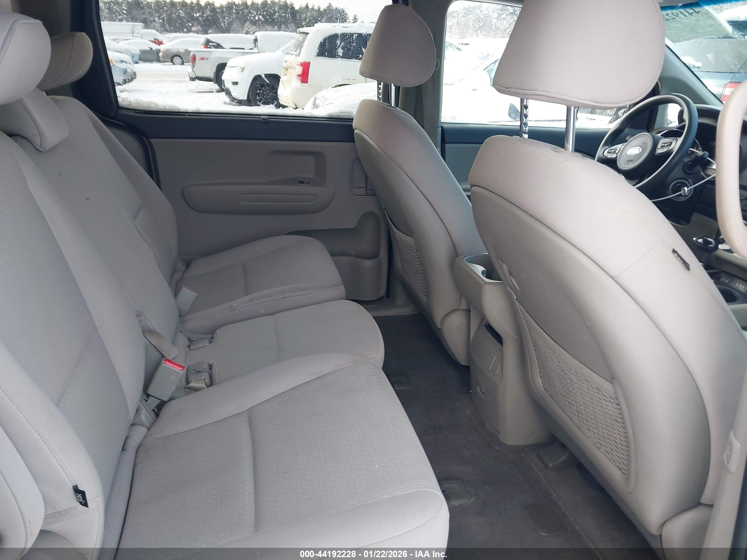 KIA SEDONA image 8