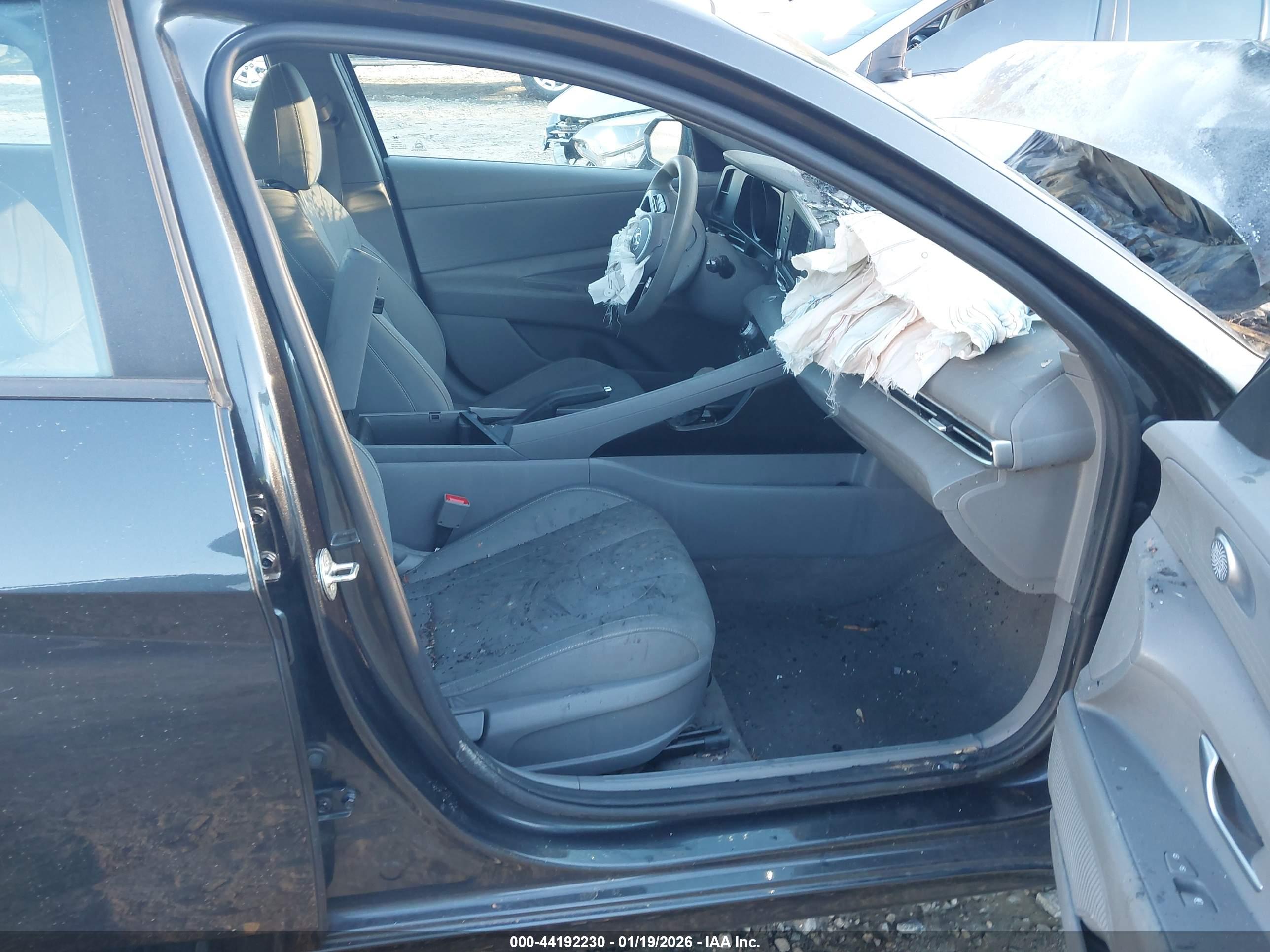 HYUNDAI ELANTRA image 5