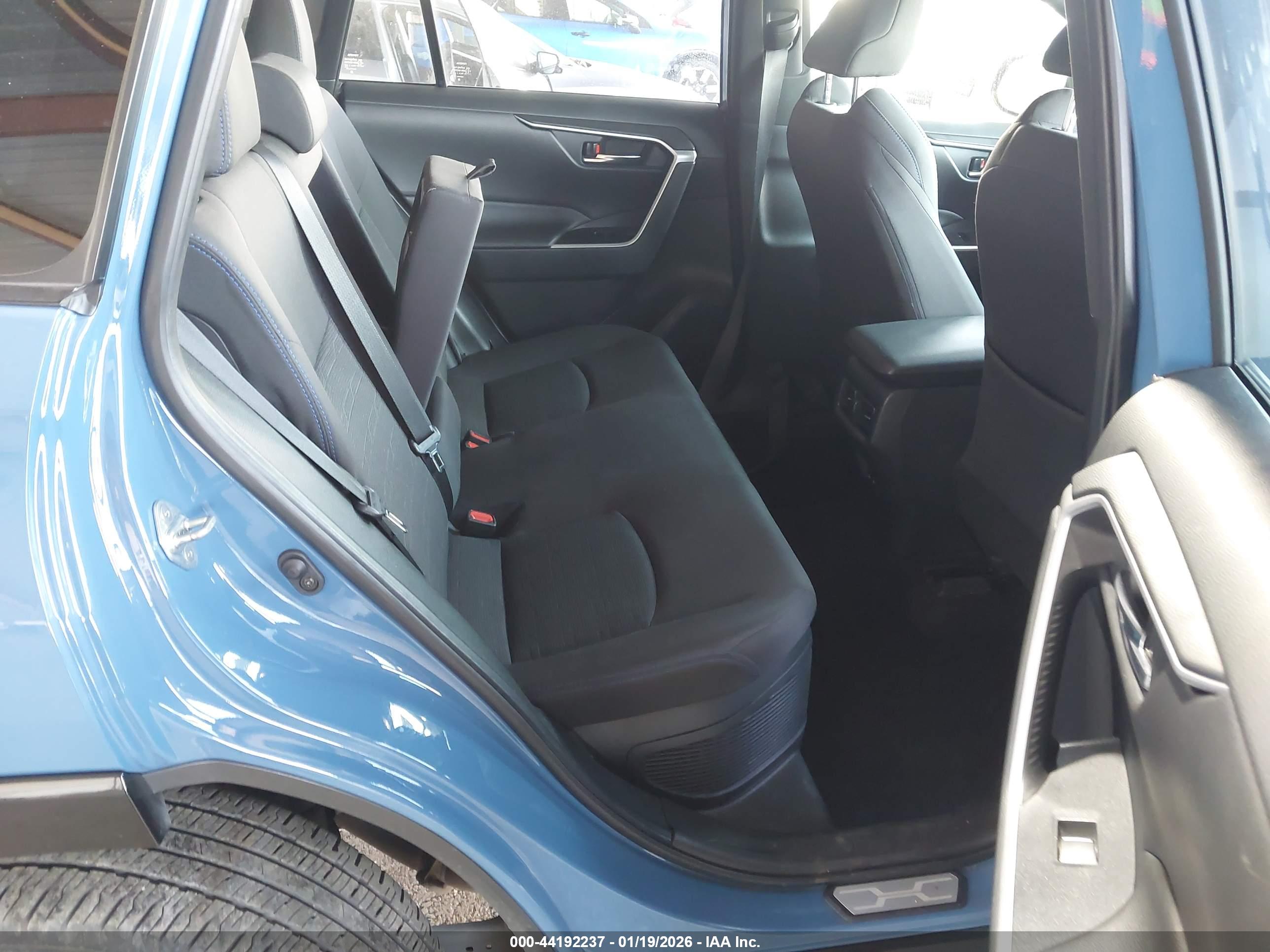 TOYOTA RAV4 image 8