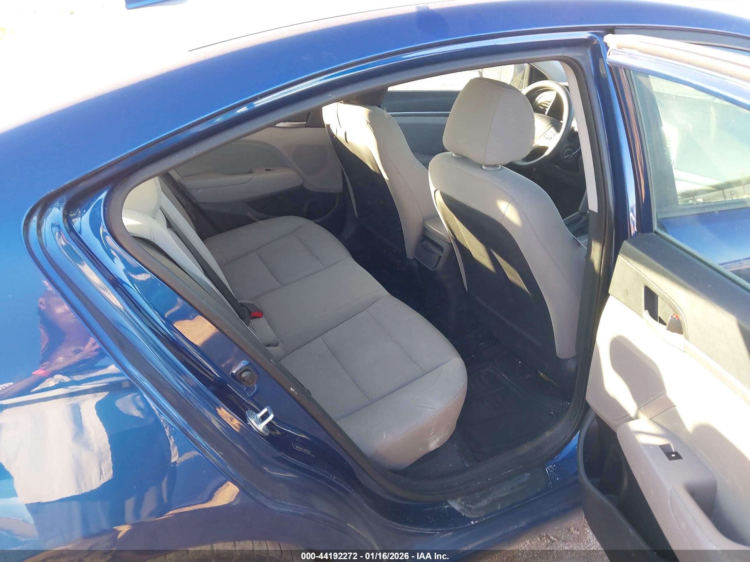 HYUNDAI ELANTRA image 8