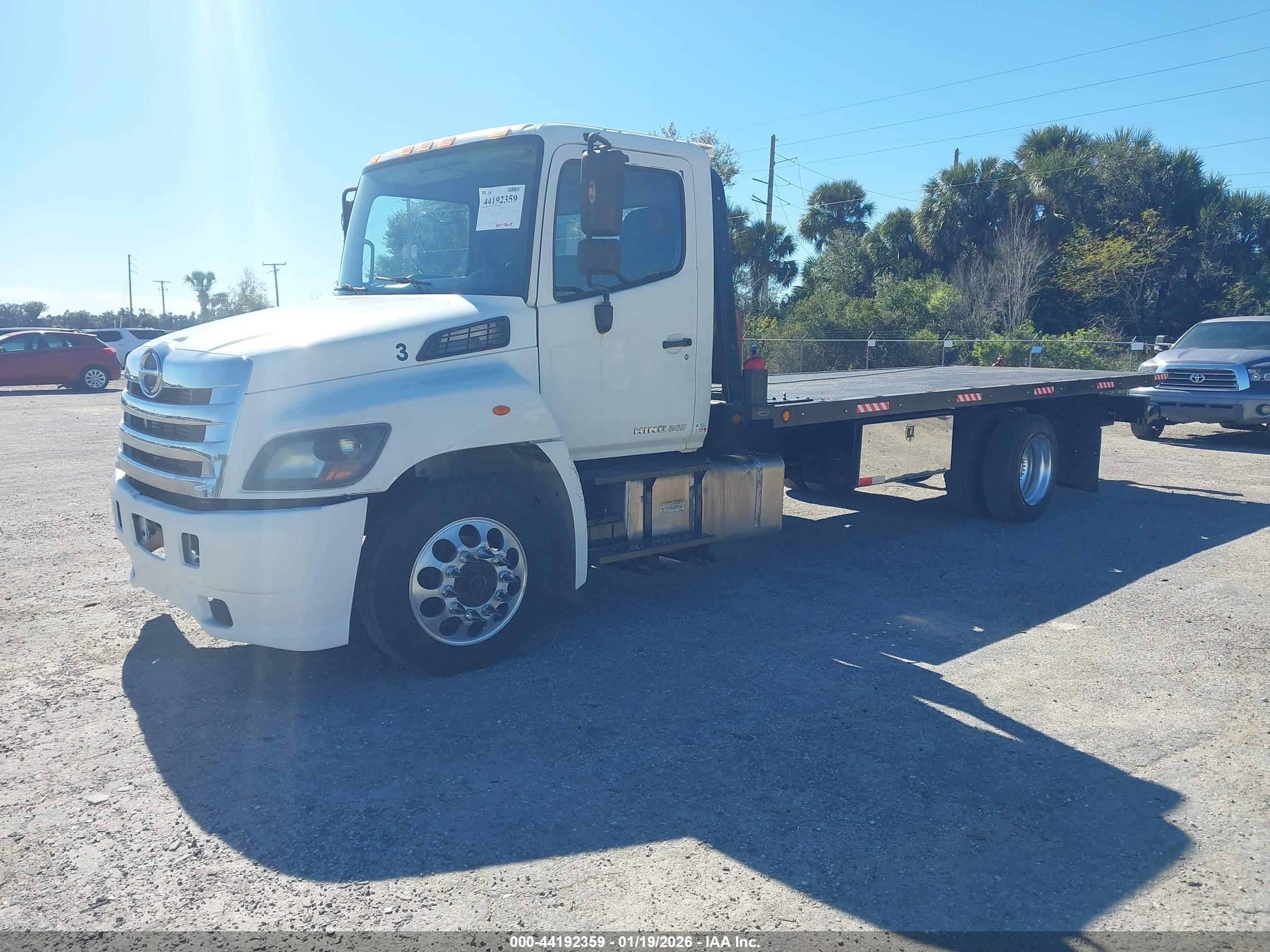 HINO 258/268 image 2