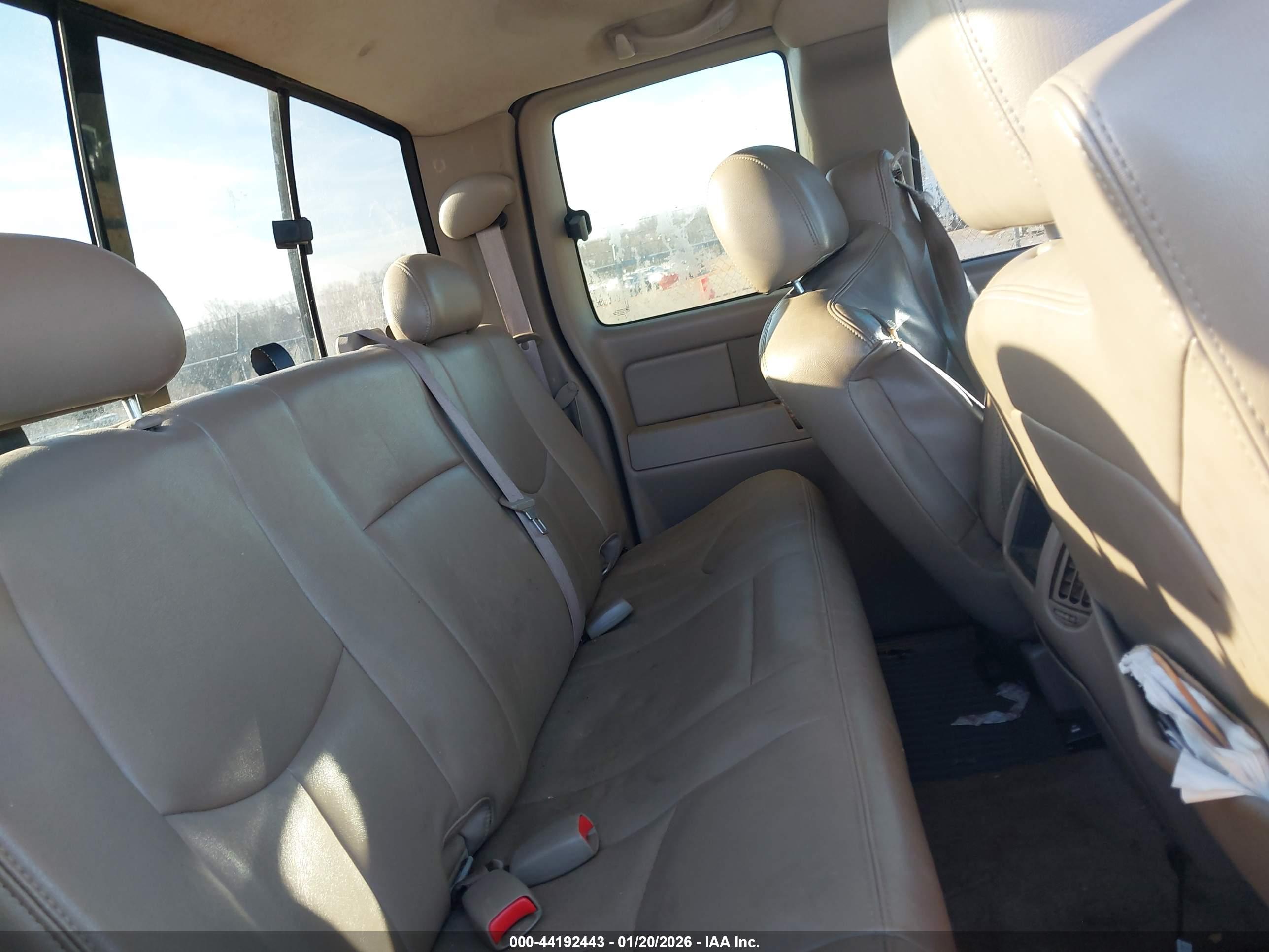 CHEVROLET SILVERADO image 8