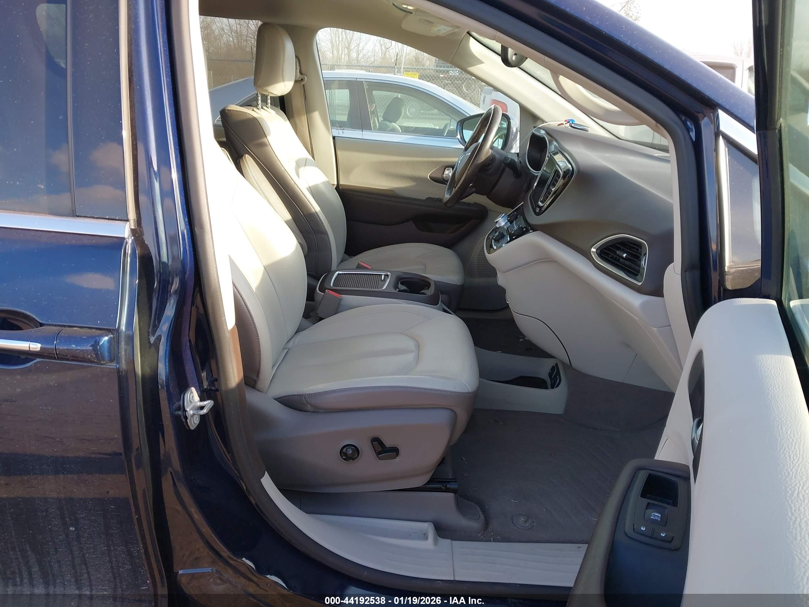 CHRYSLER PACIFICA image 5