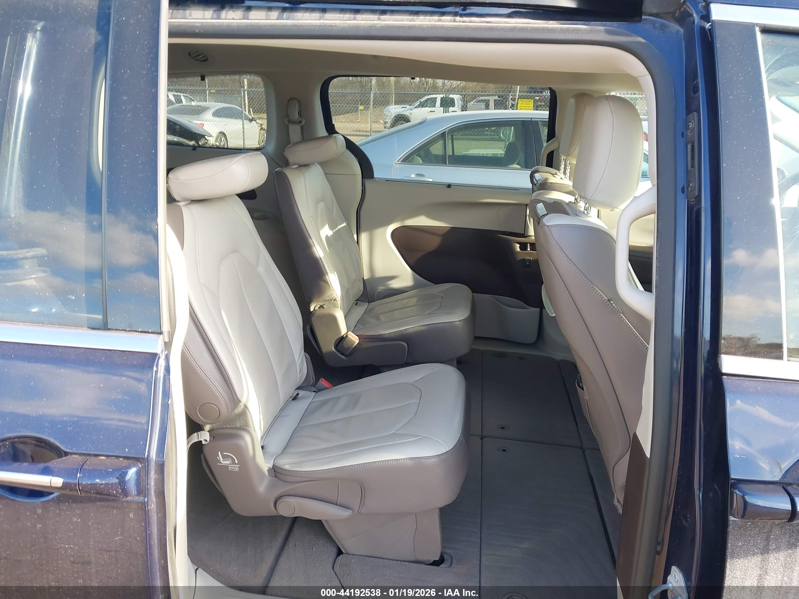 CHRYSLER PACIFICA image 8