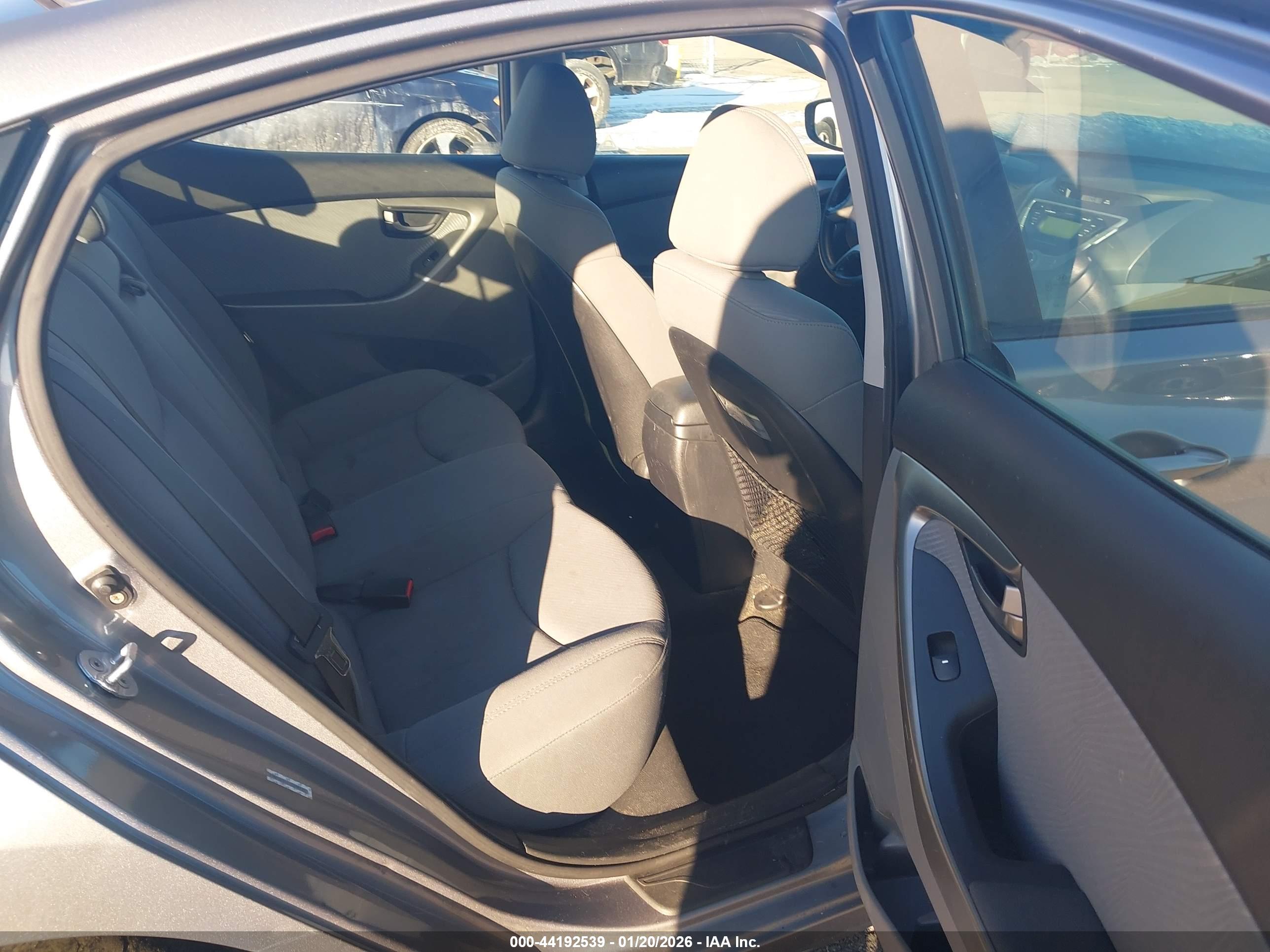 HYUNDAI ELANTRA image 8