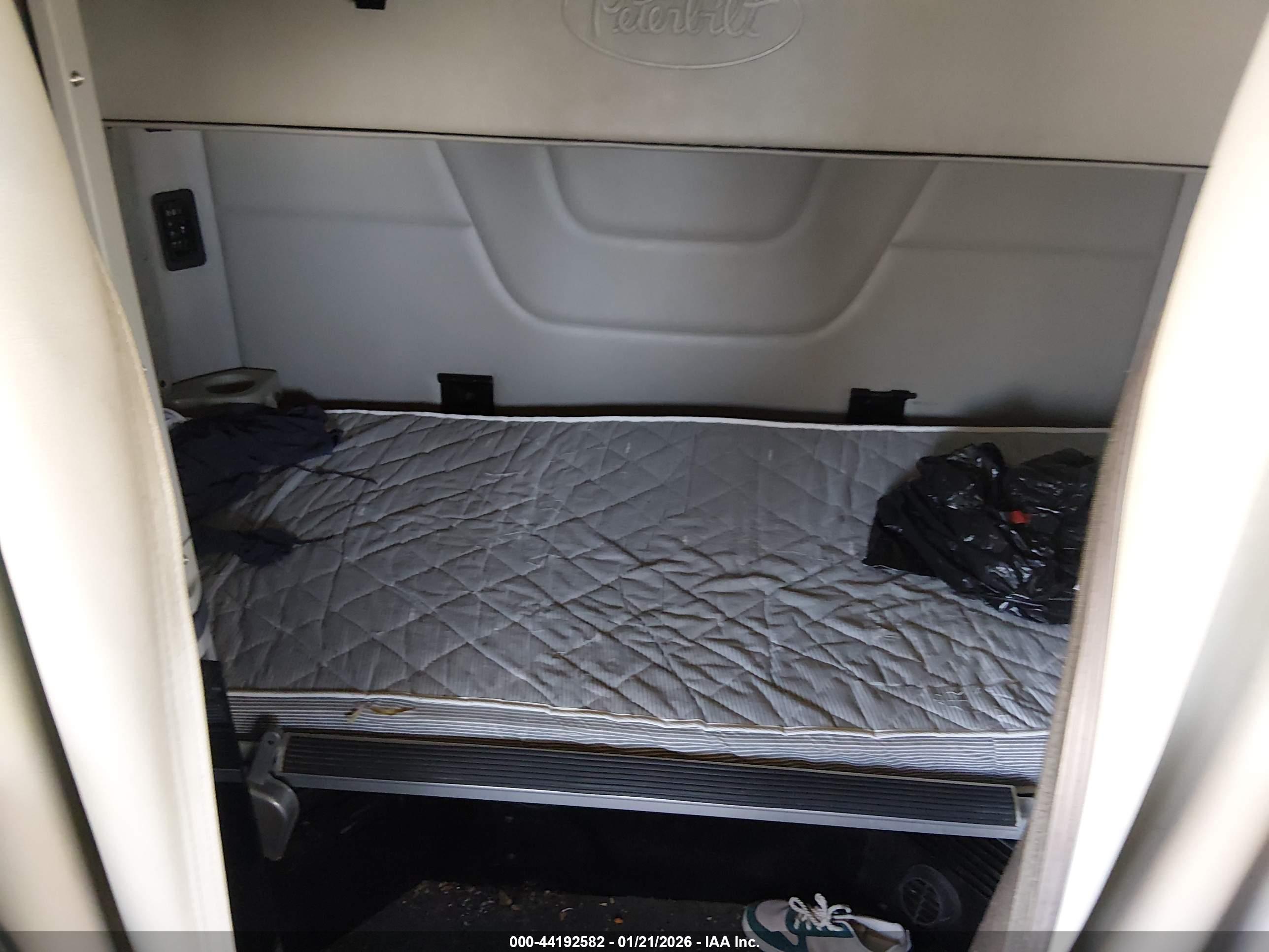PETERBILT 579 image 8