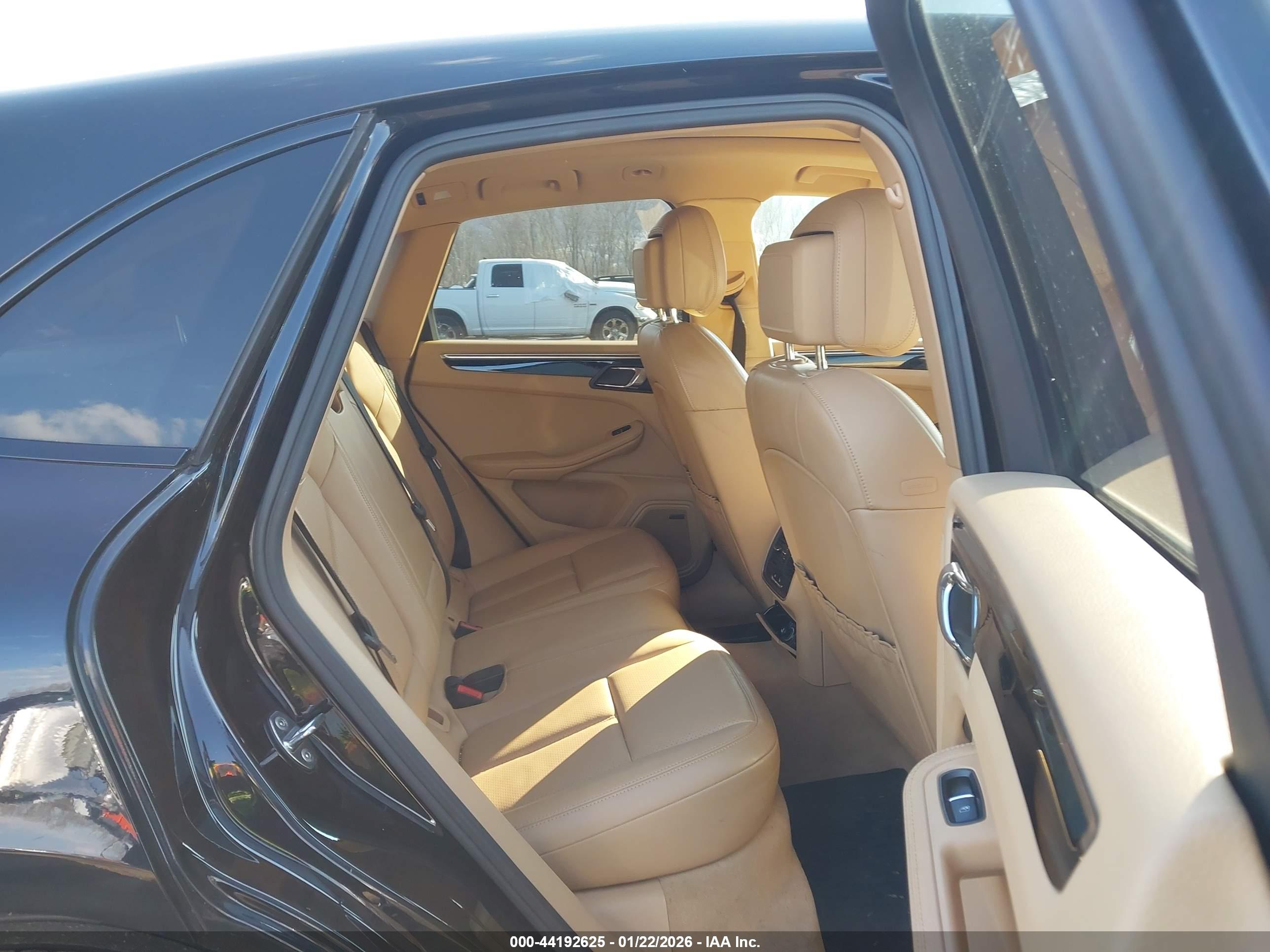PORSCHE MACAN image 8