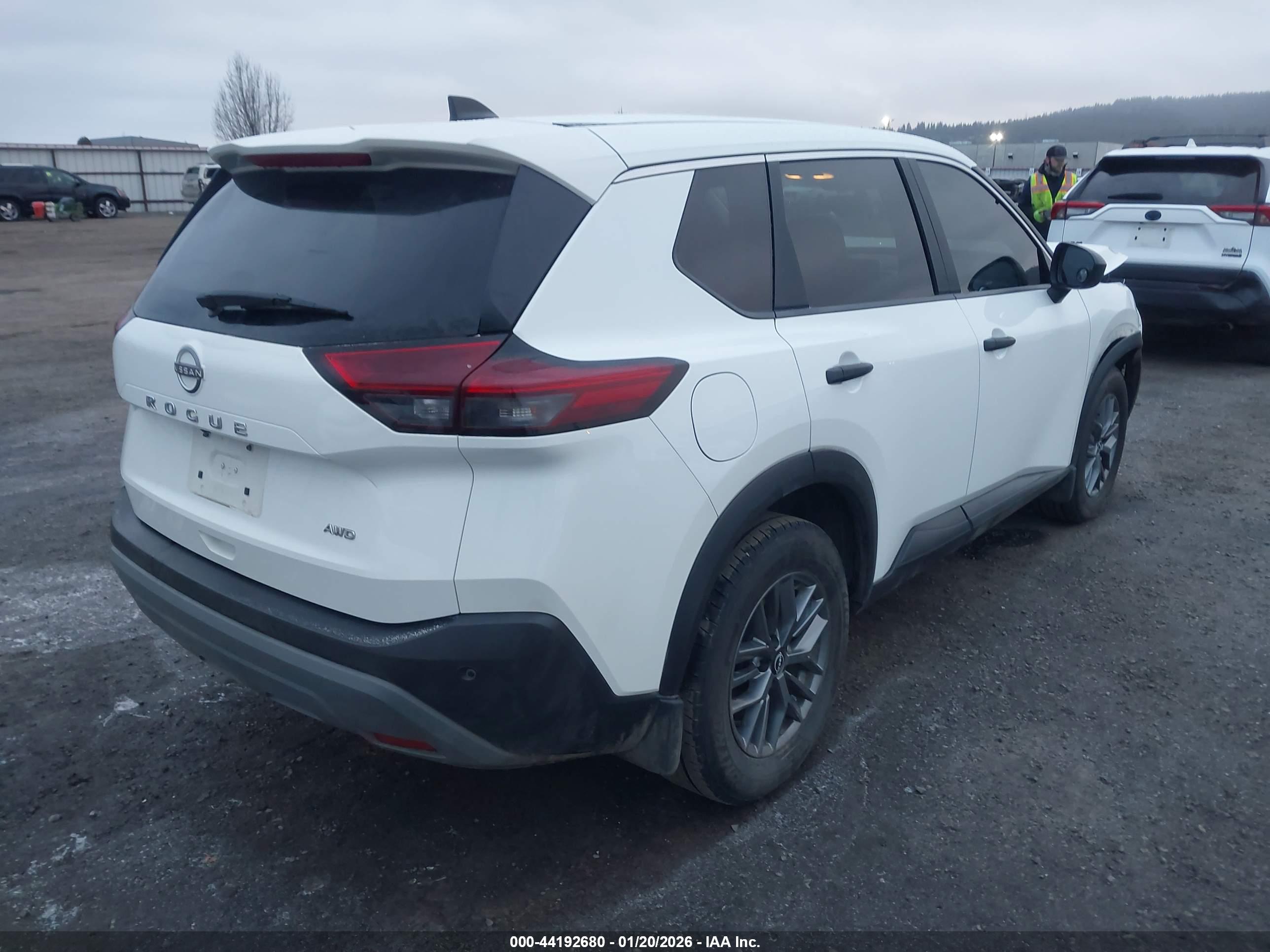 NISSAN ROGUE image 4