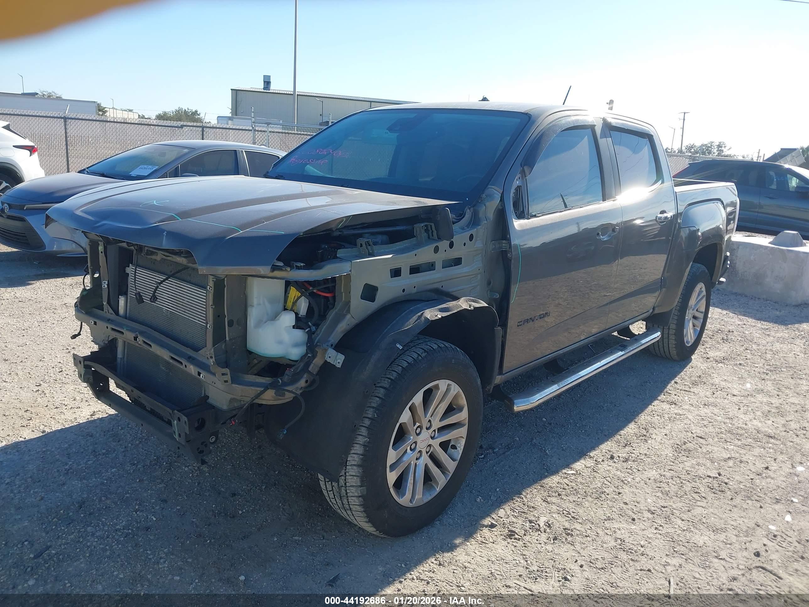 GMC CANYON image 2