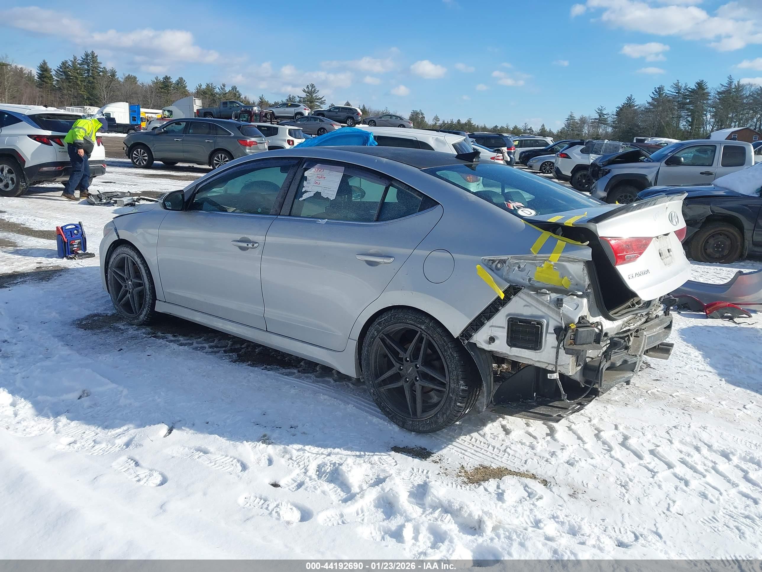 HYUNDAI ELANTRA image 3