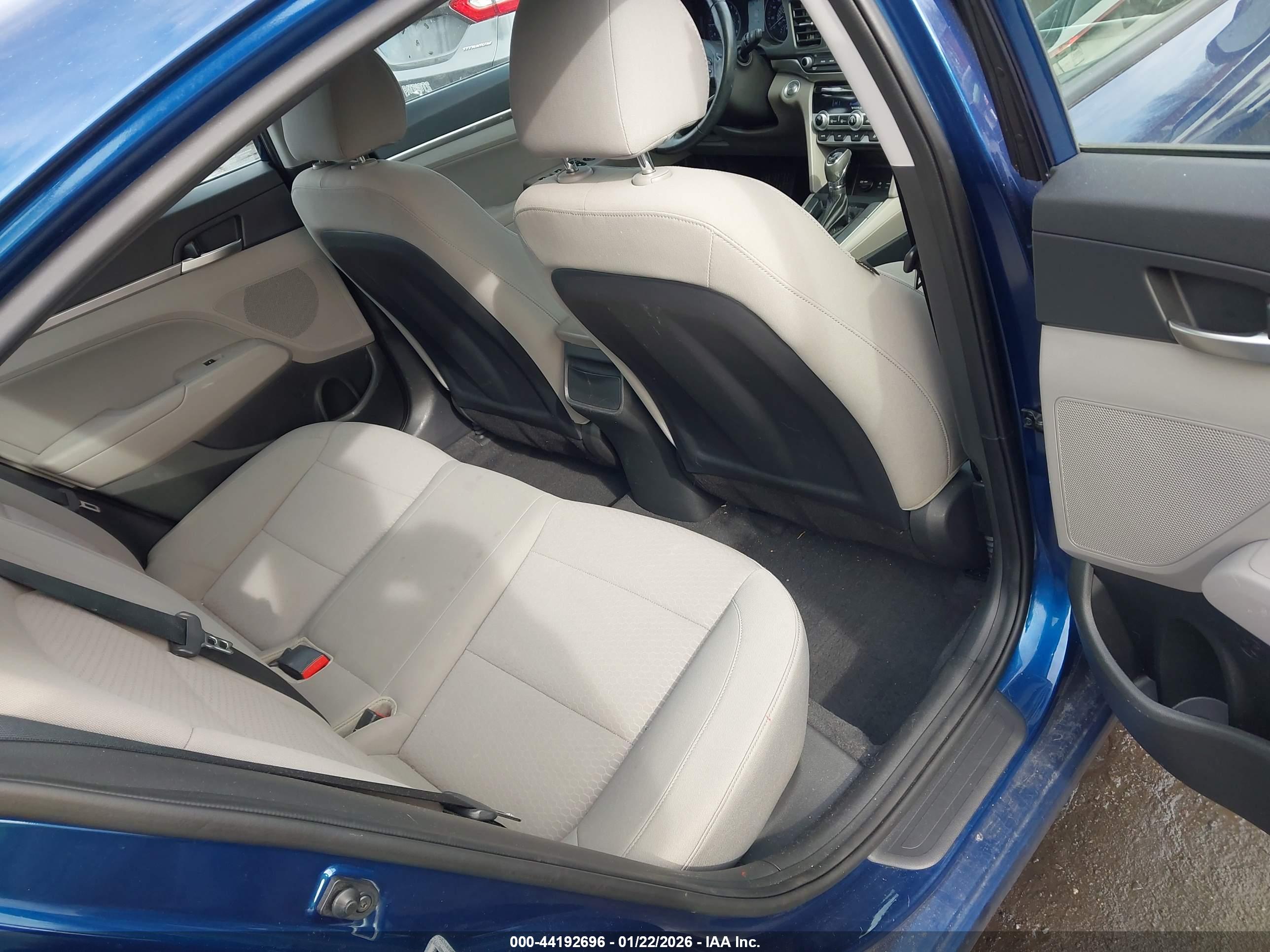 HYUNDAI ELANTRA image 8