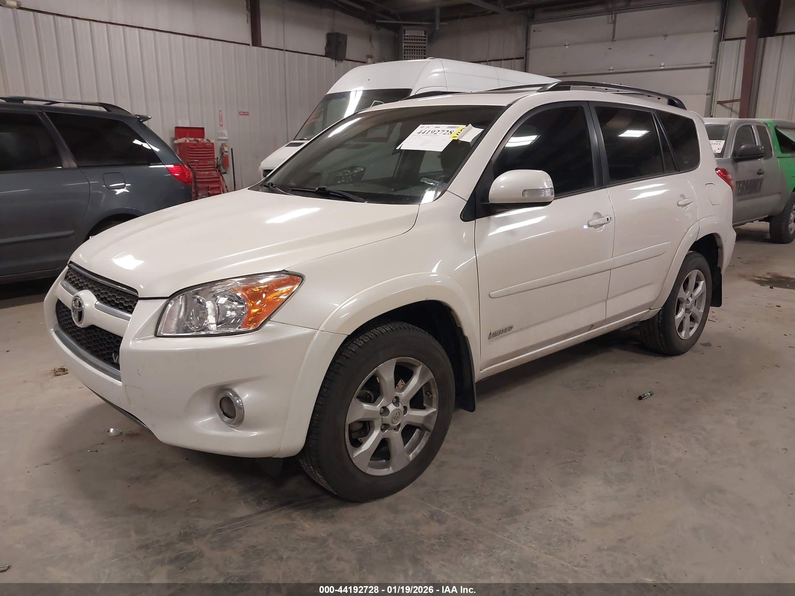 TOYOTA RAV4 image 2