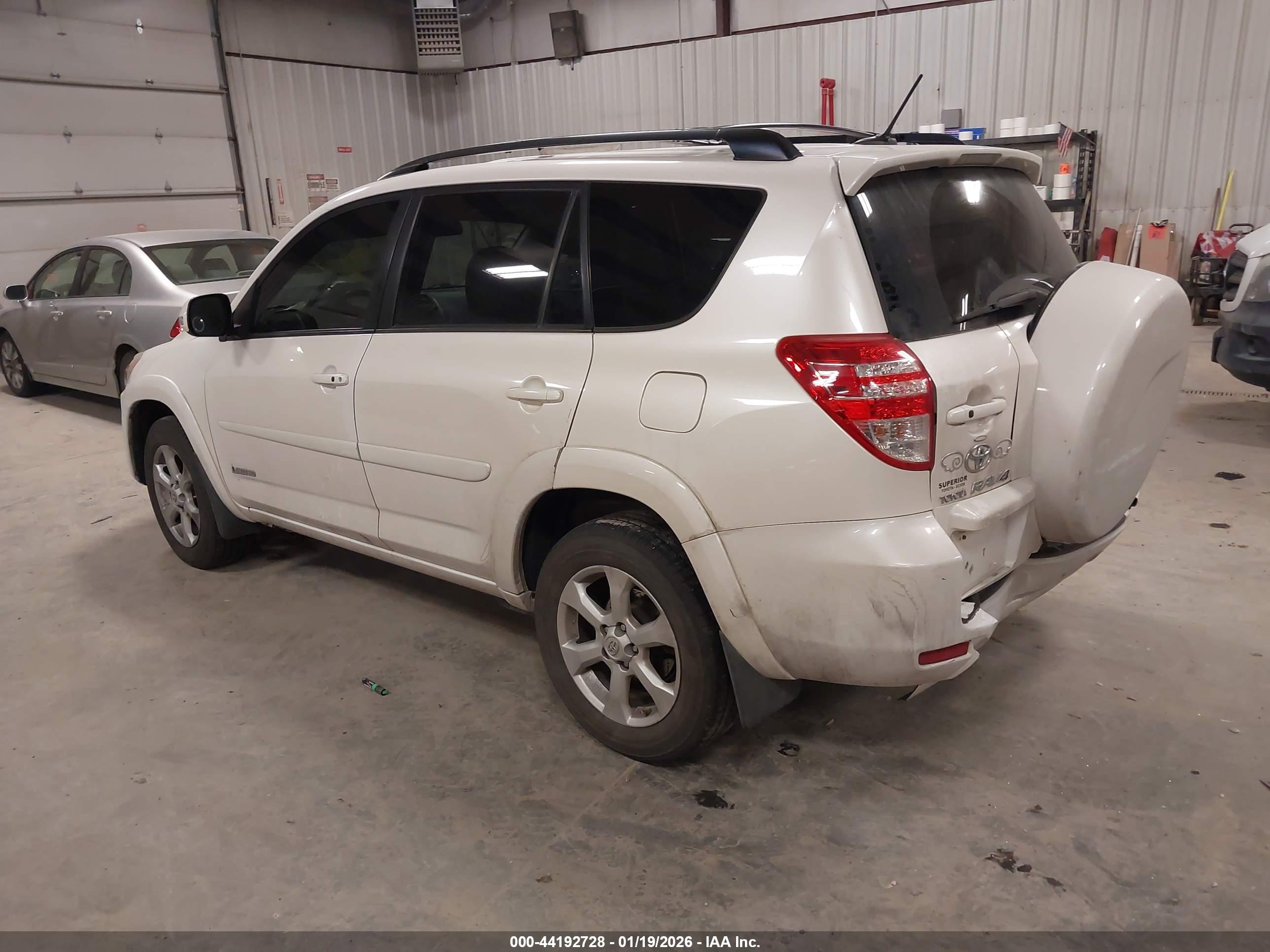 TOYOTA RAV4 image 3