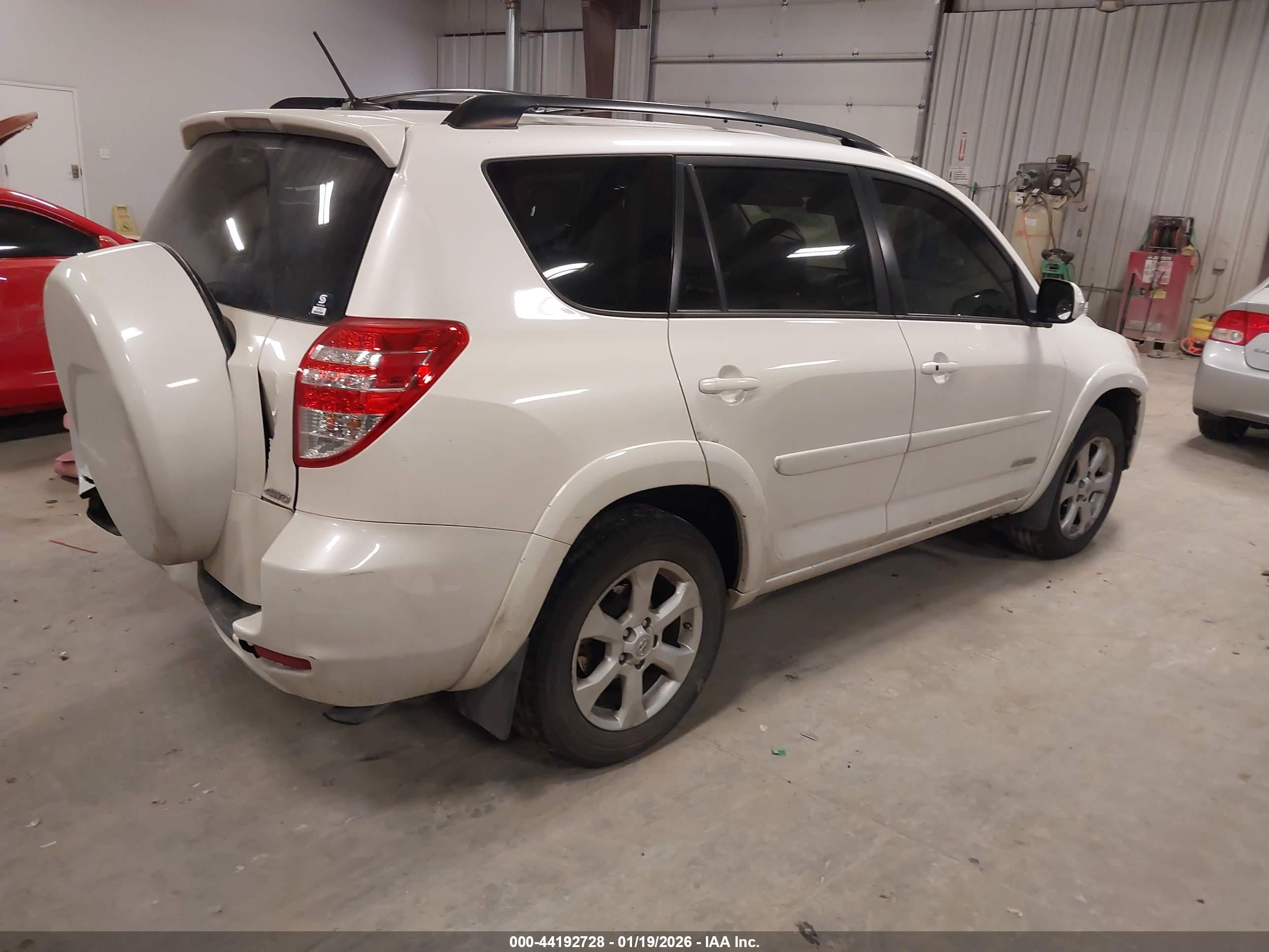 TOYOTA RAV4 image 4