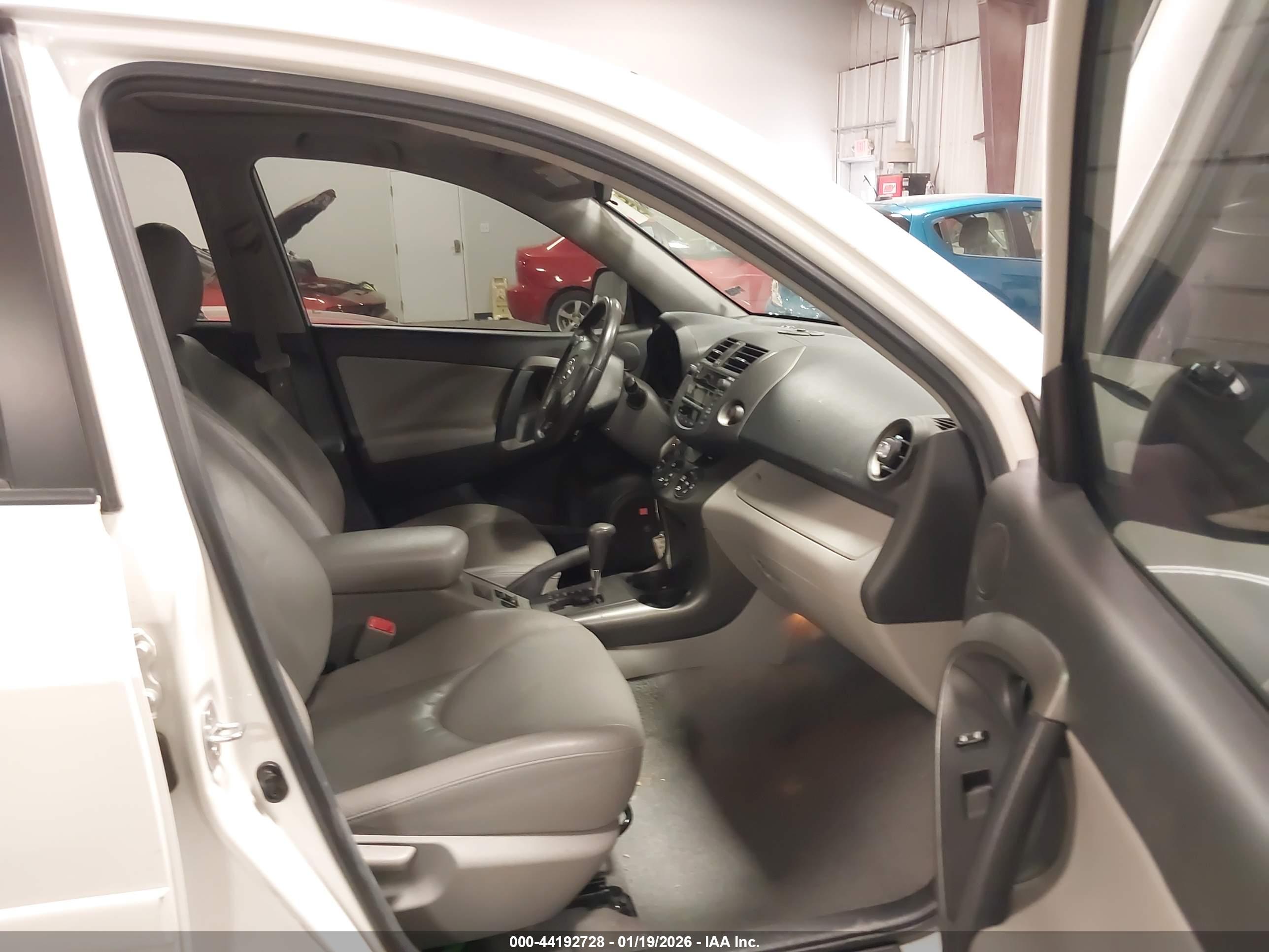 TOYOTA RAV4 image 5