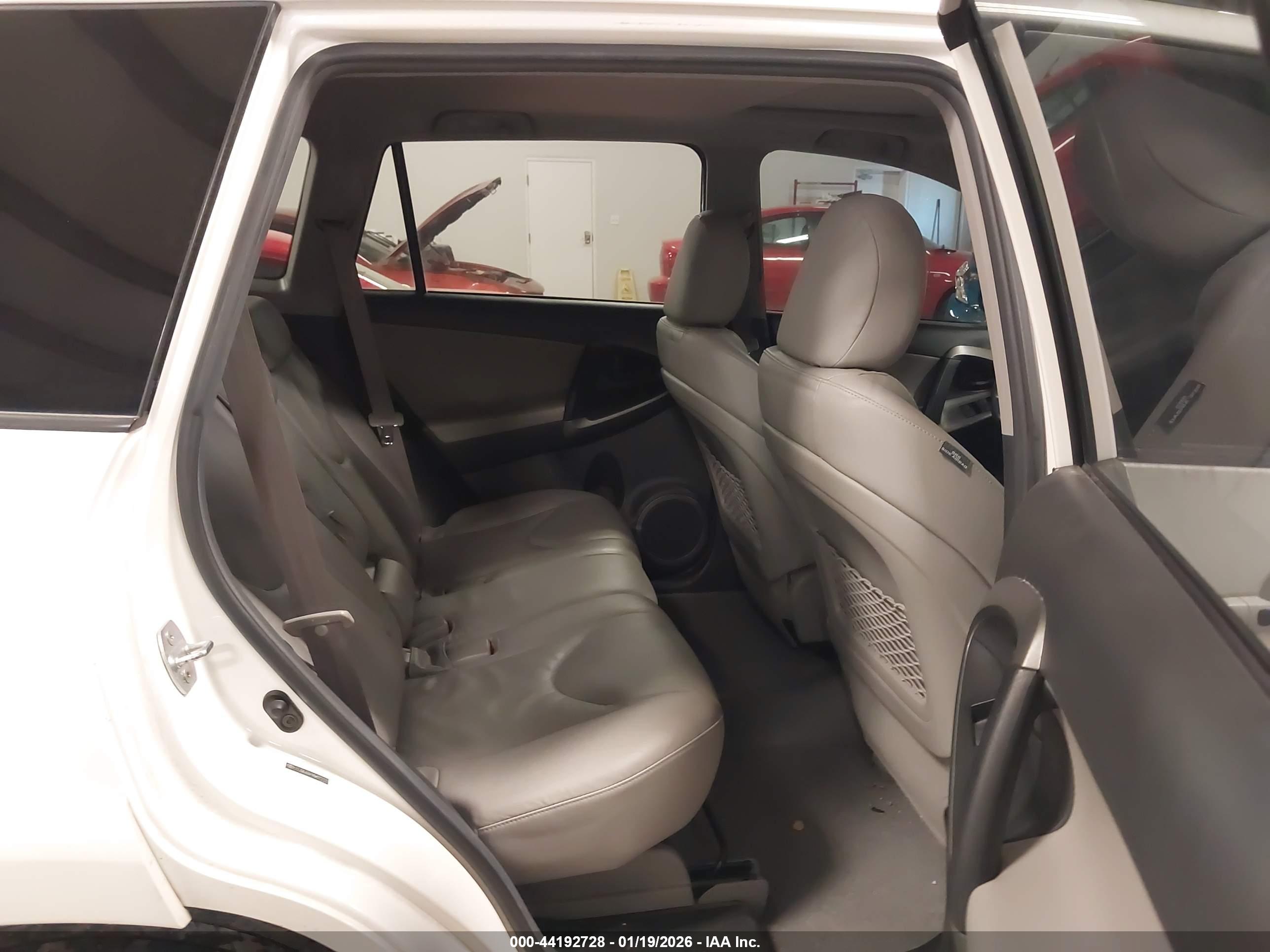 TOYOTA RAV4 image 8