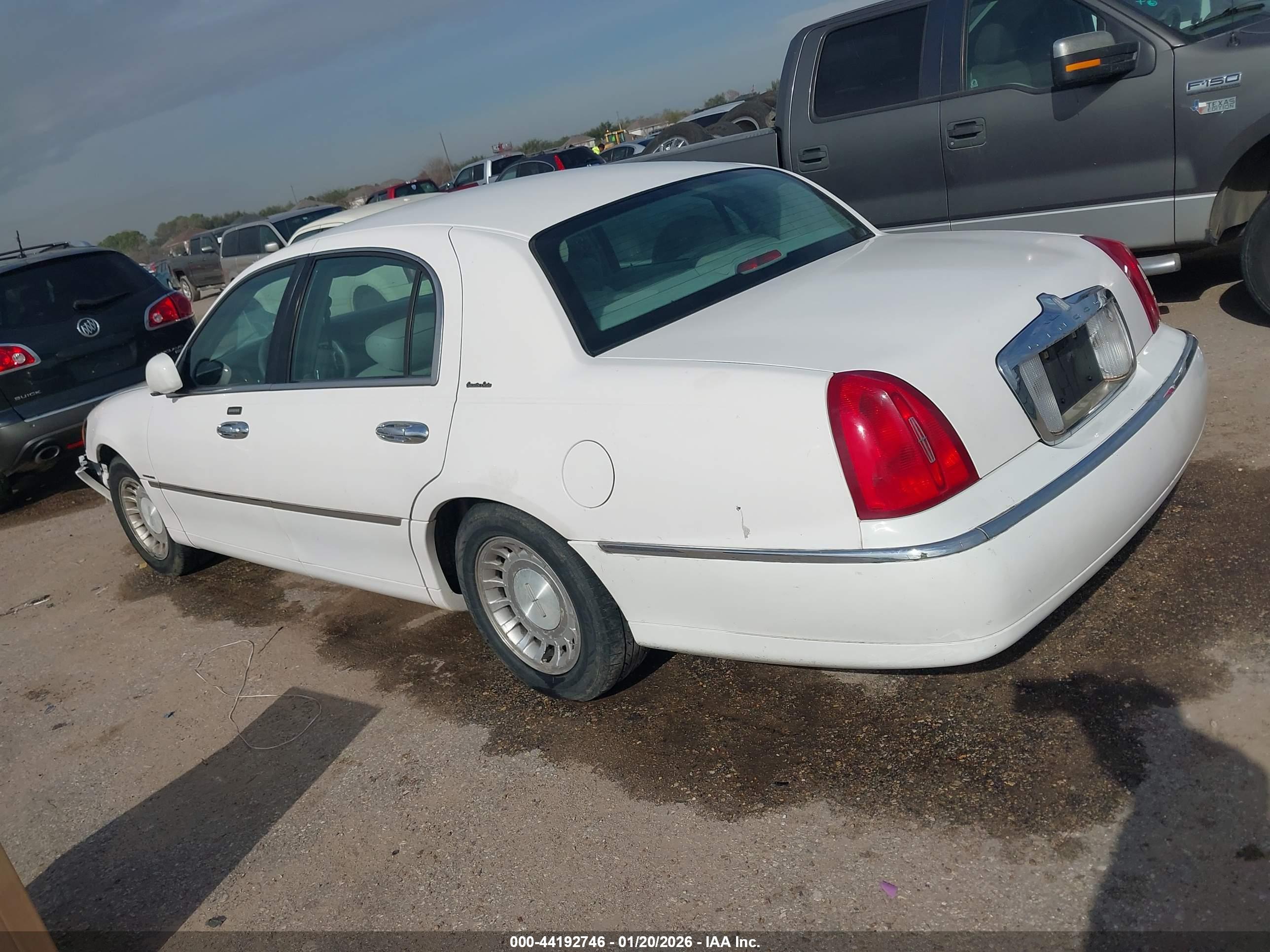 LINCOLN TOWN image 3