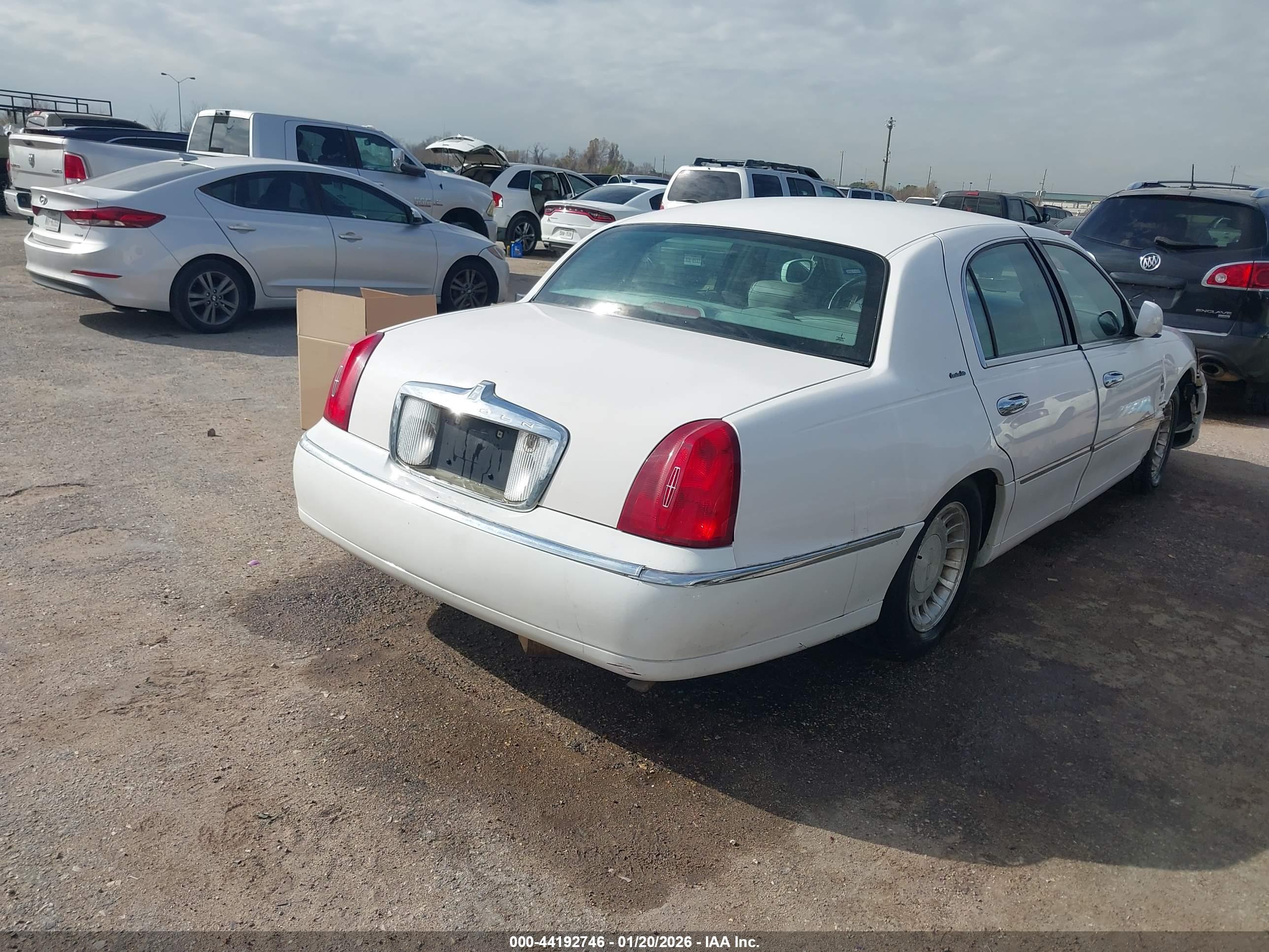 LINCOLN TOWN image 4