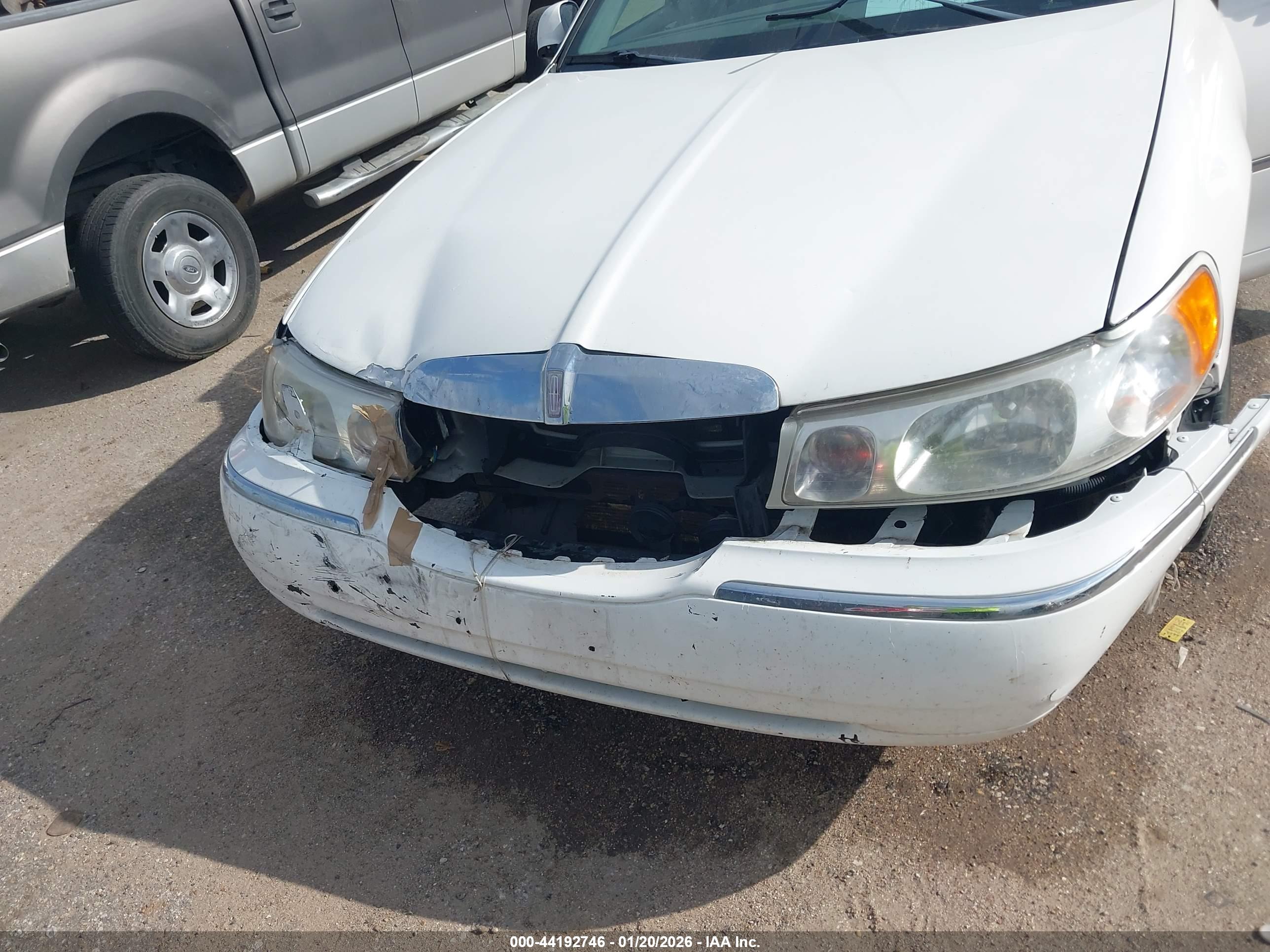 LINCOLN TOWN image 6