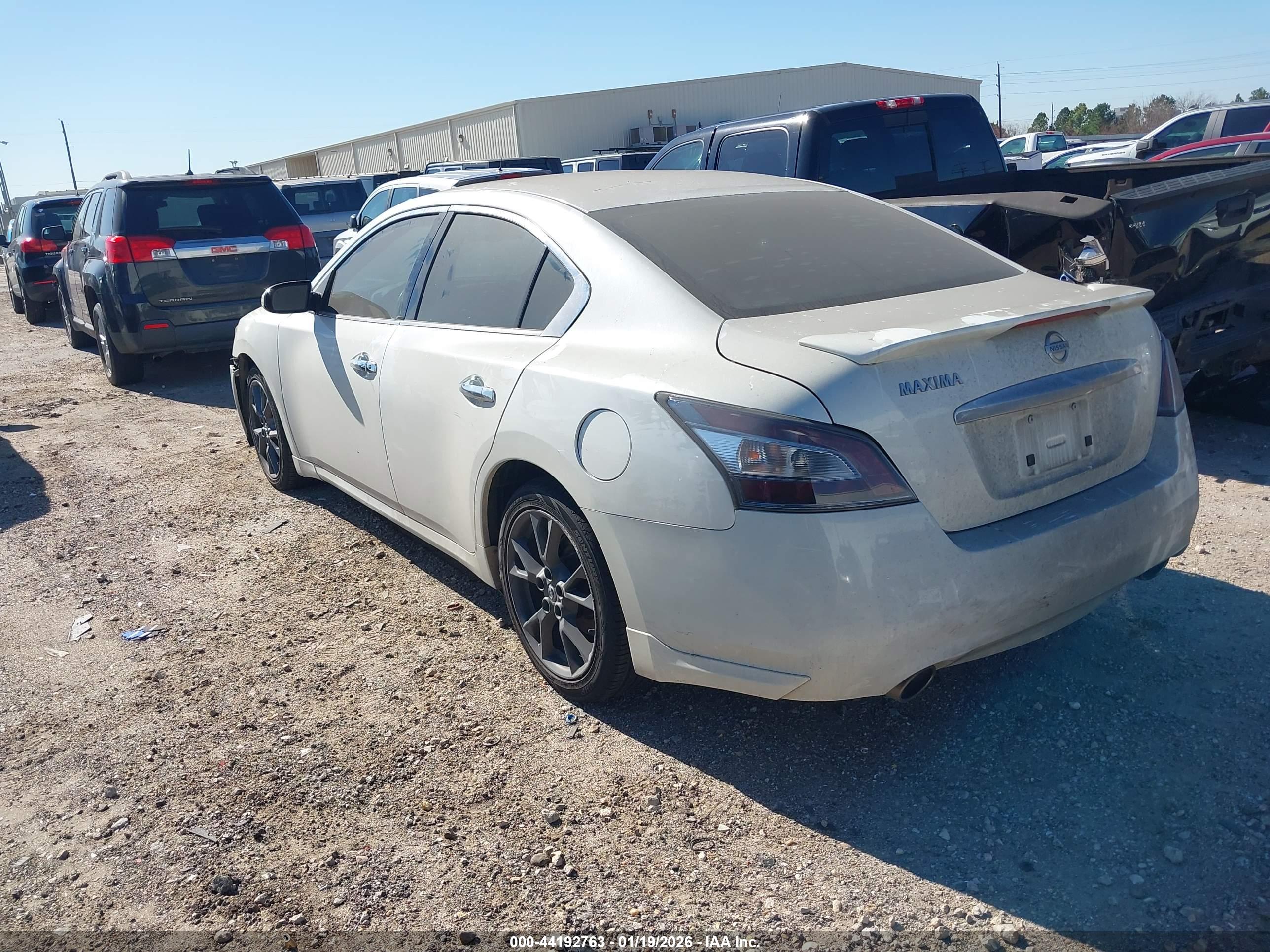 NISSAN MAXIMA image 3