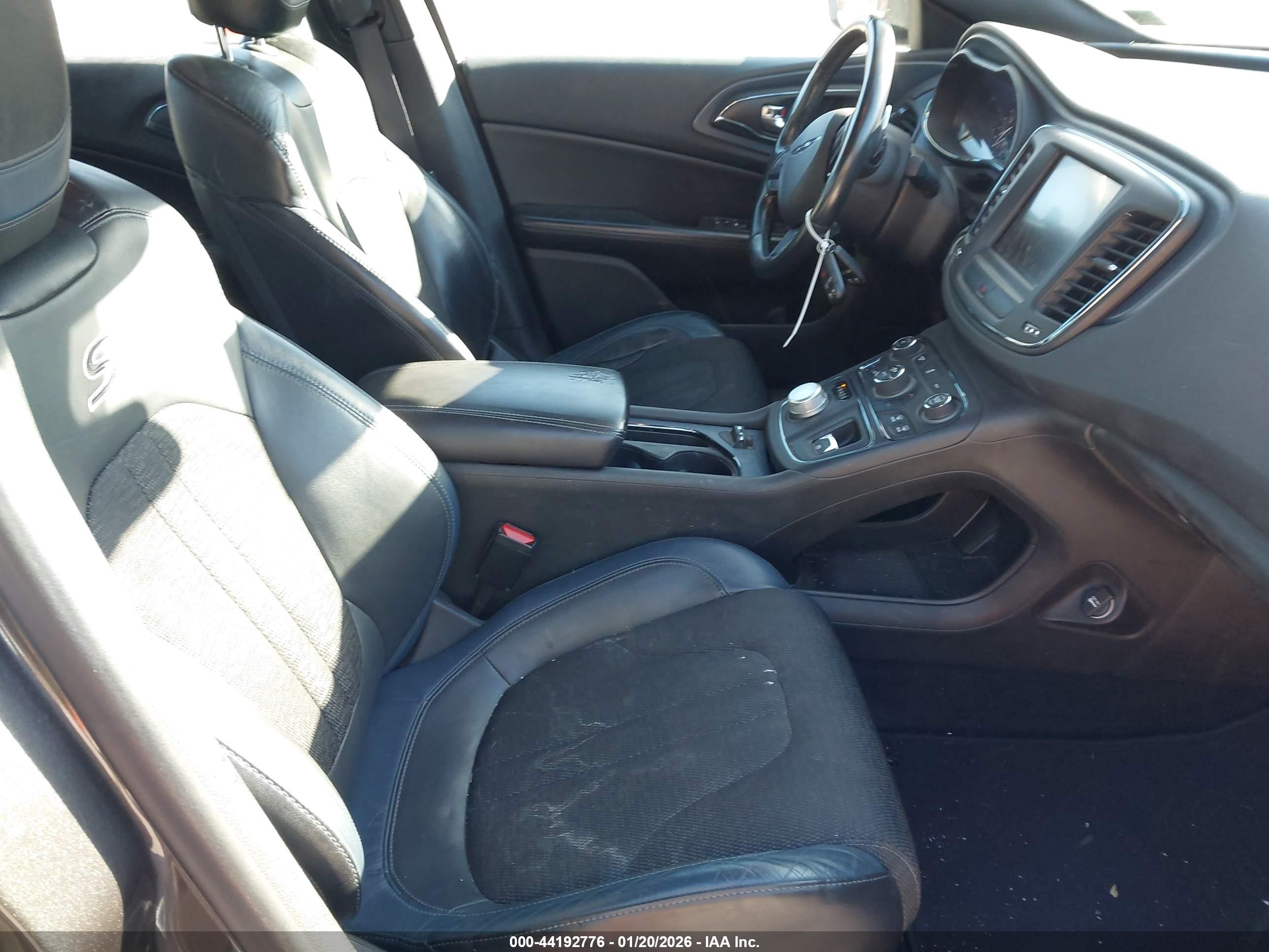 CHRYSLER 200 image 5