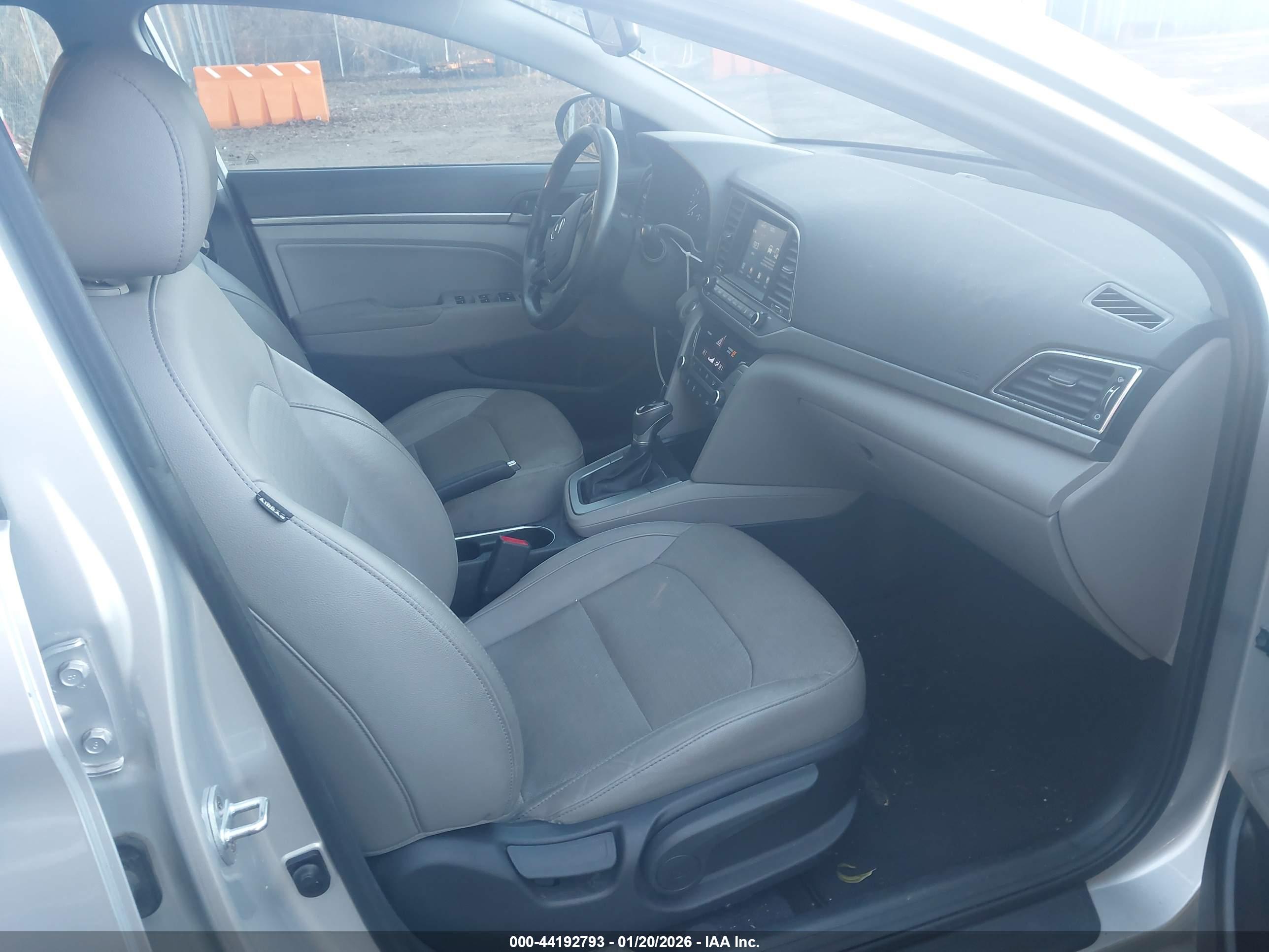 HYUNDAI ELANTRA image 5