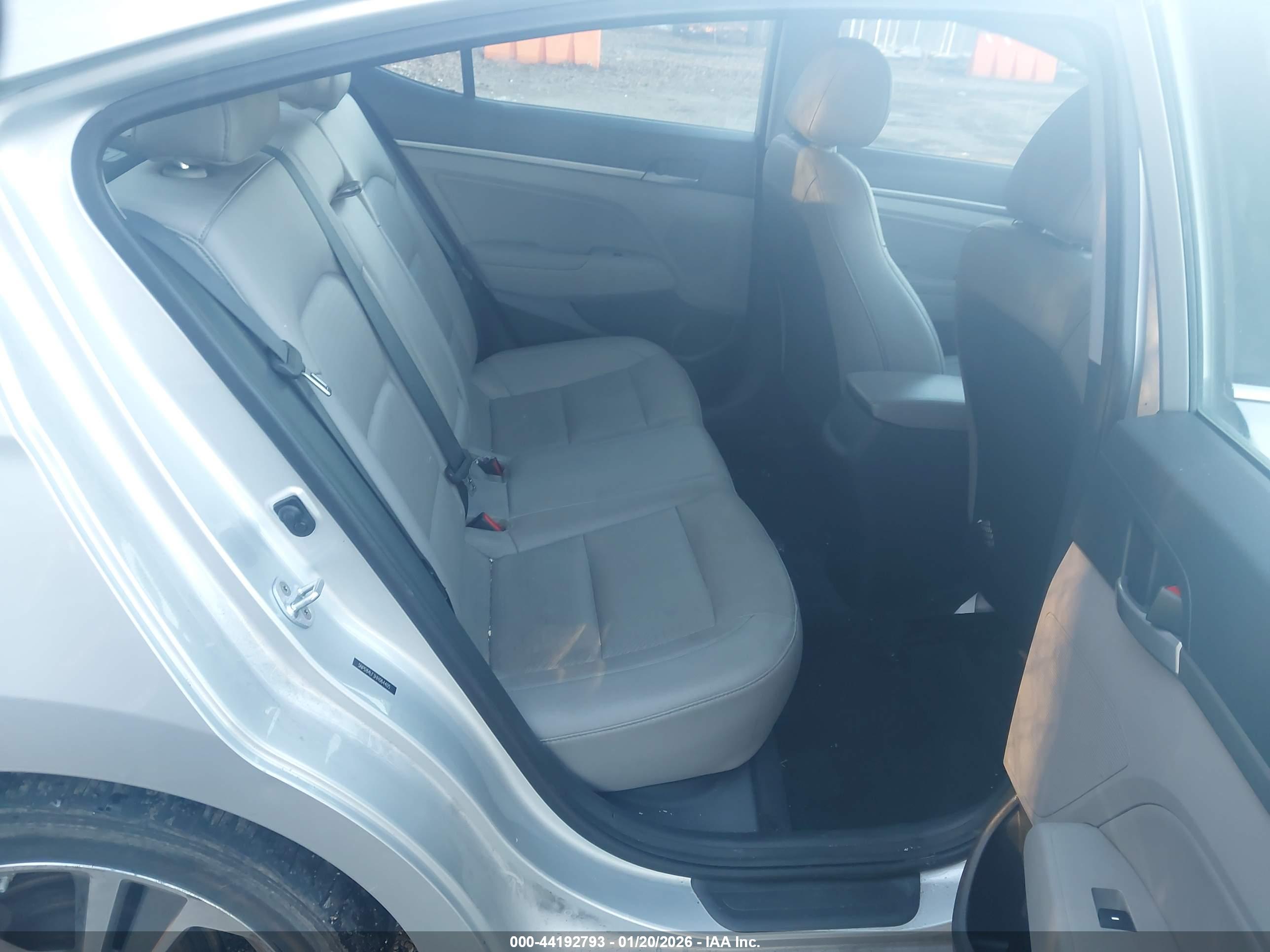 HYUNDAI ELANTRA image 8