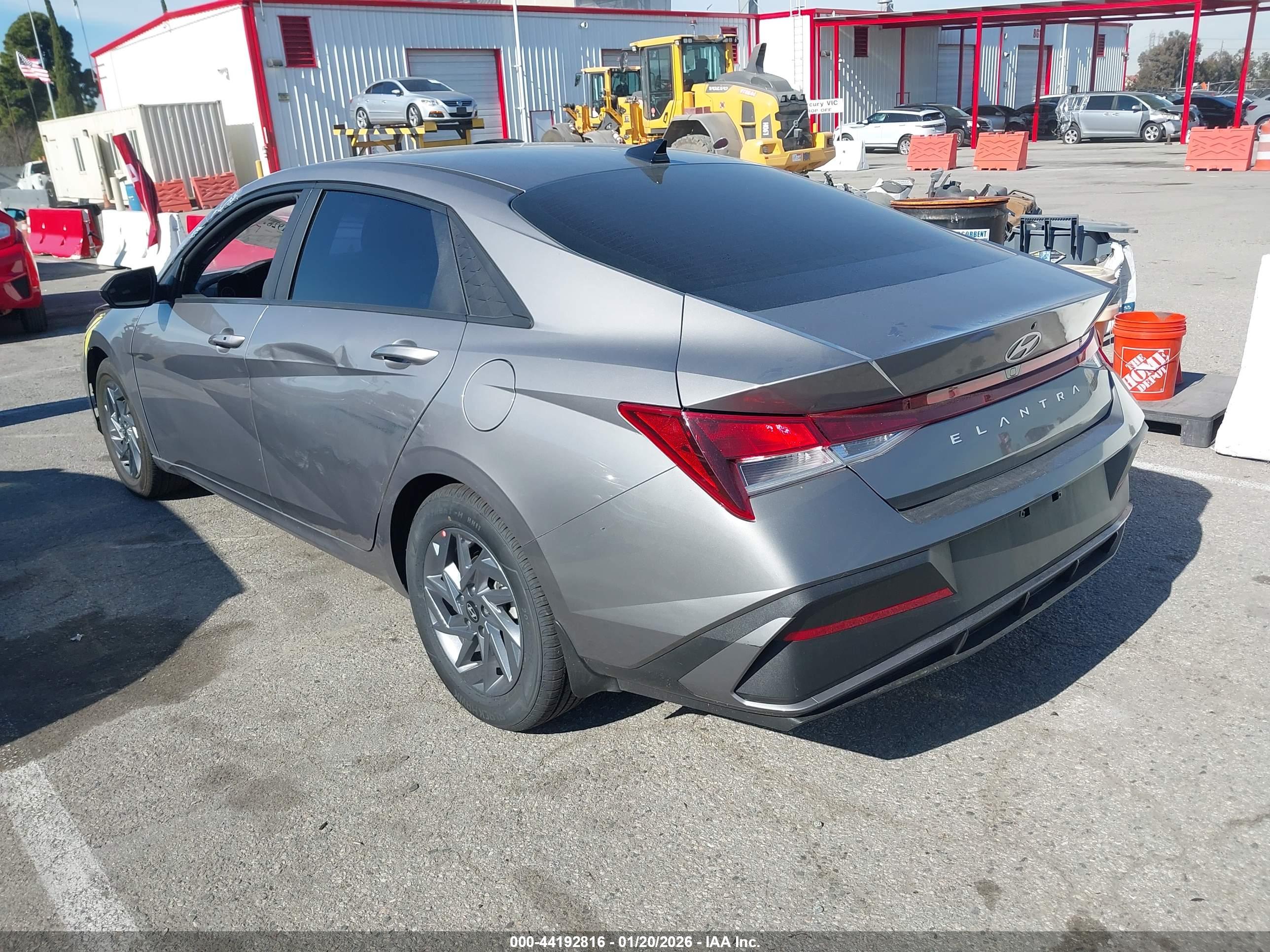 HYUNDAI ELANTRA image 3