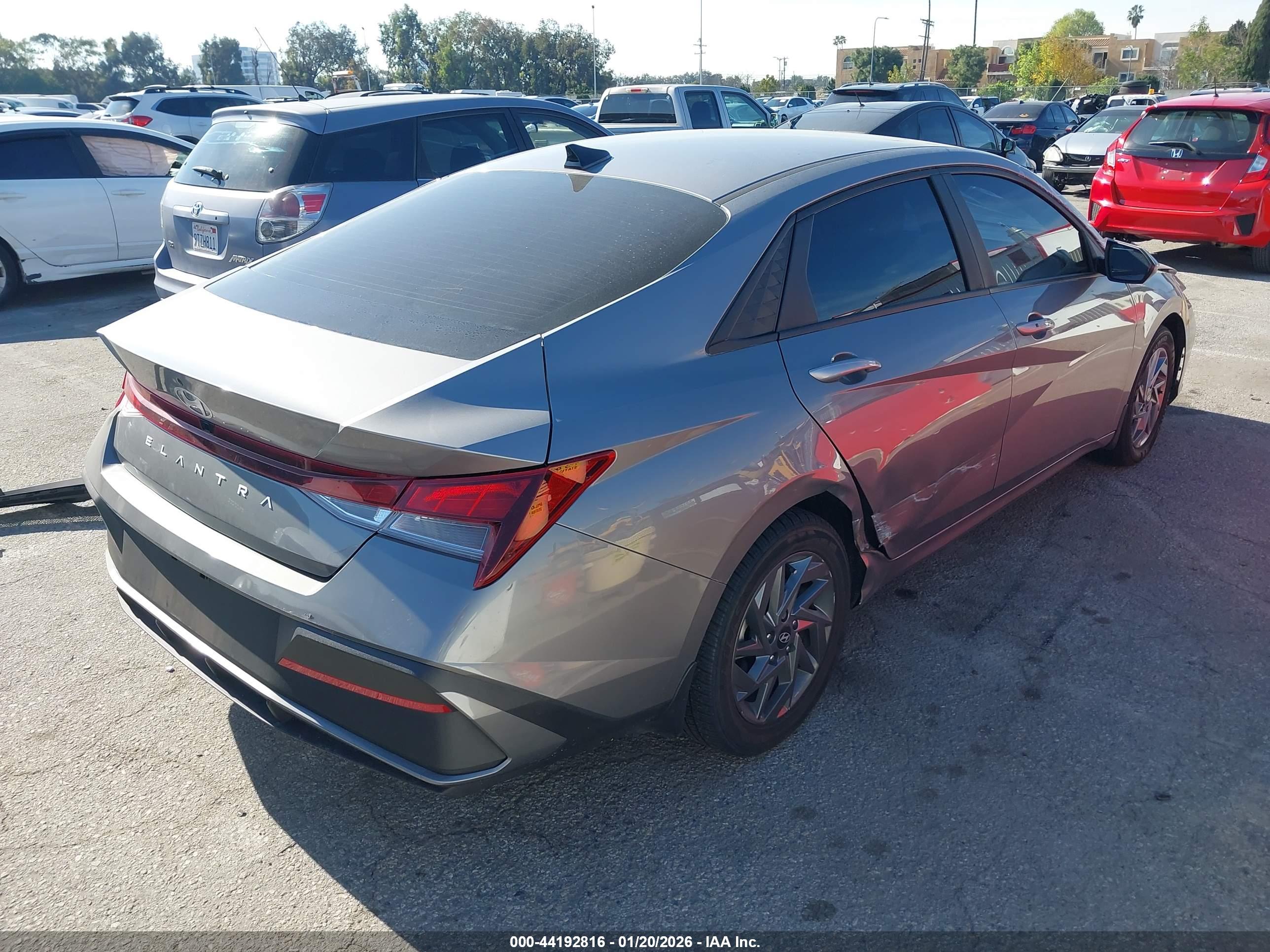 HYUNDAI ELANTRA image 4