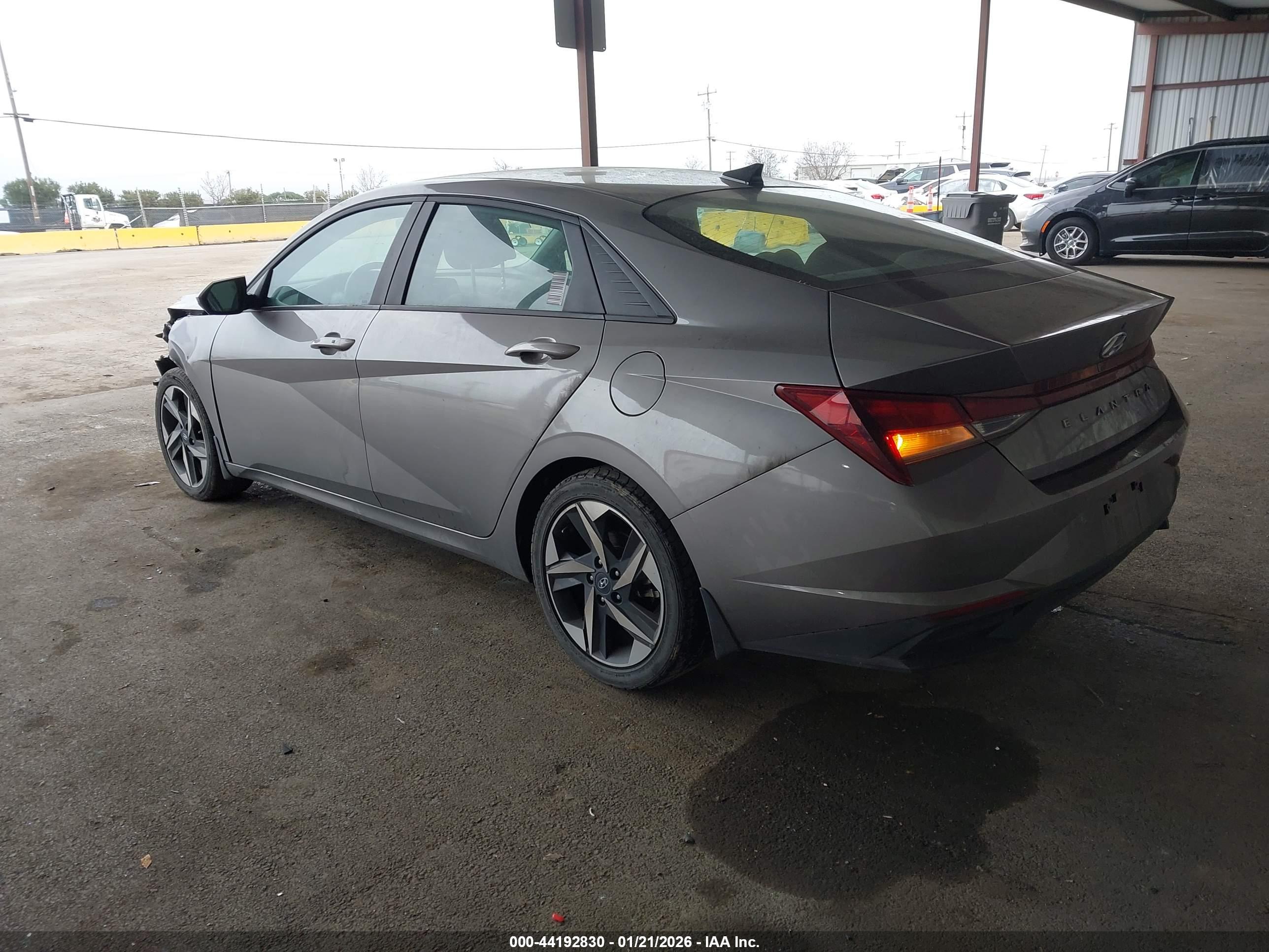 HYUNDAI ELANTRA image 3
