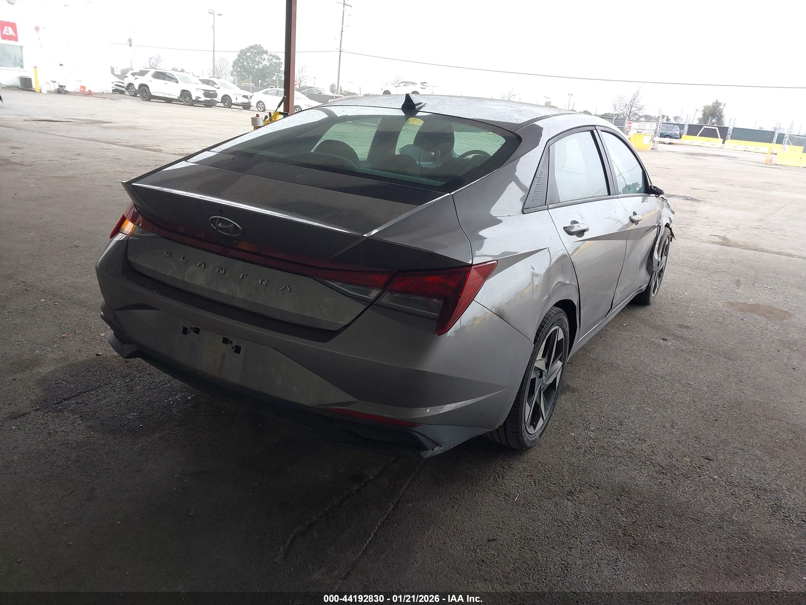 HYUNDAI ELANTRA image 4