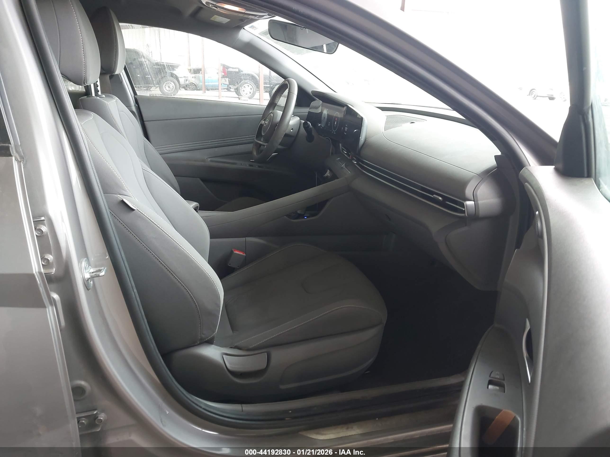 HYUNDAI ELANTRA image 5