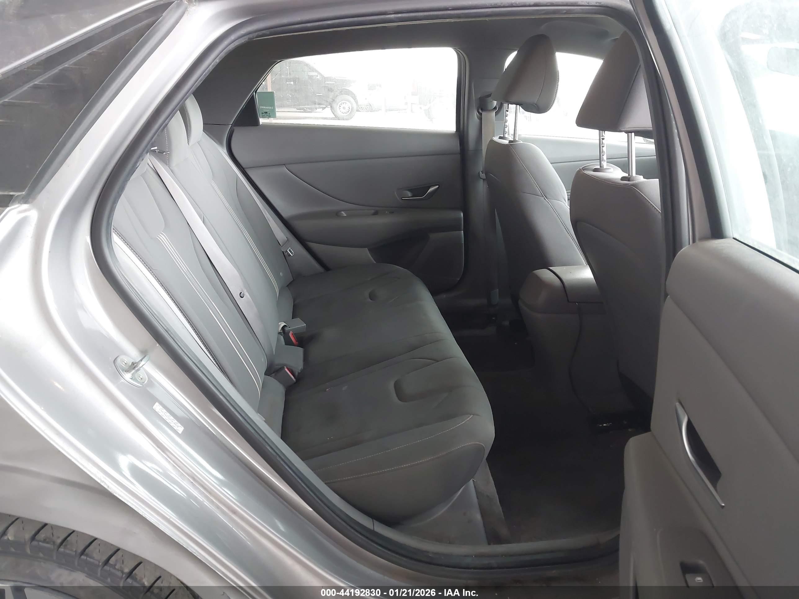 HYUNDAI ELANTRA image 8