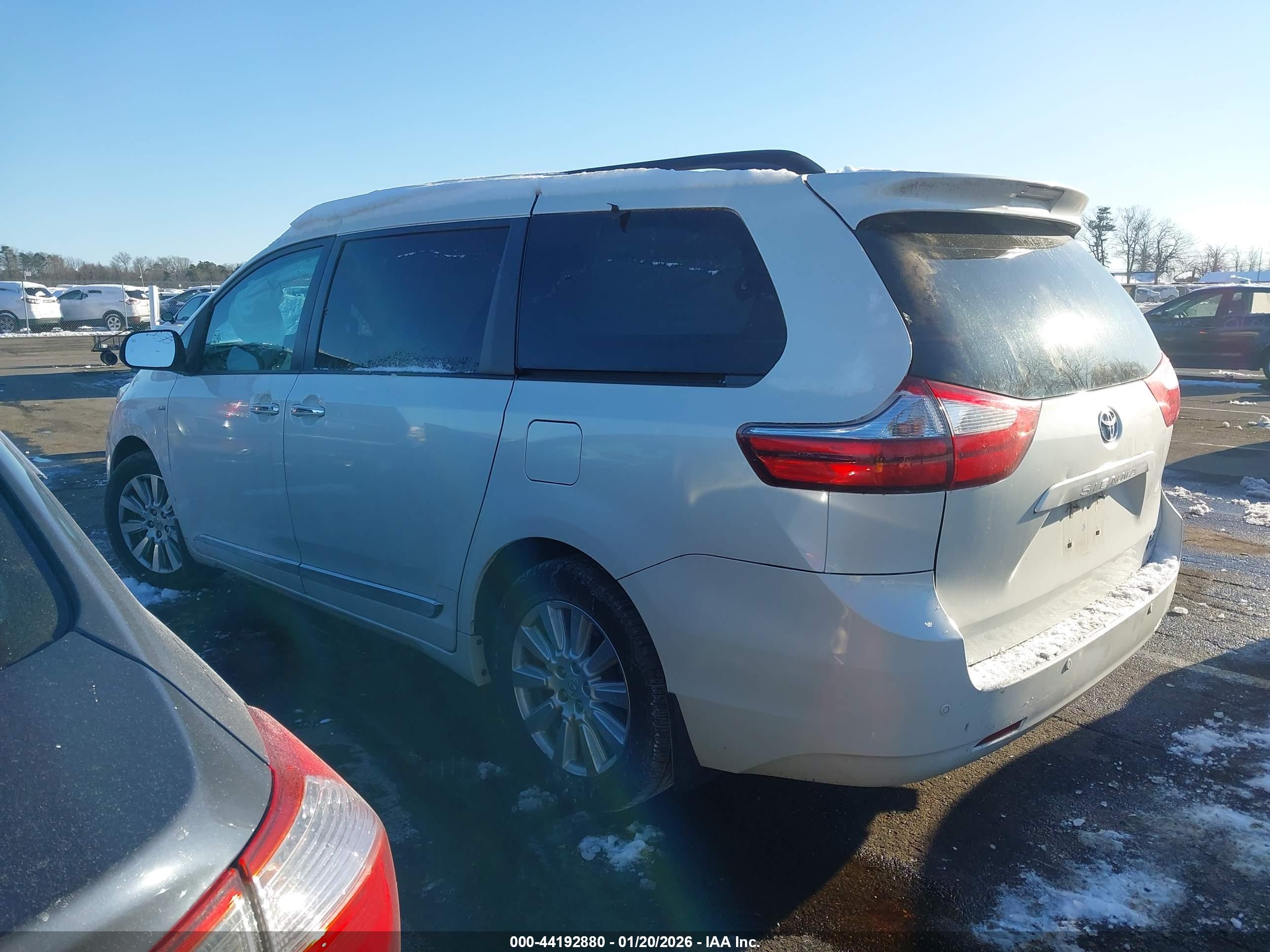 TOYOTA SIENNA image 3
