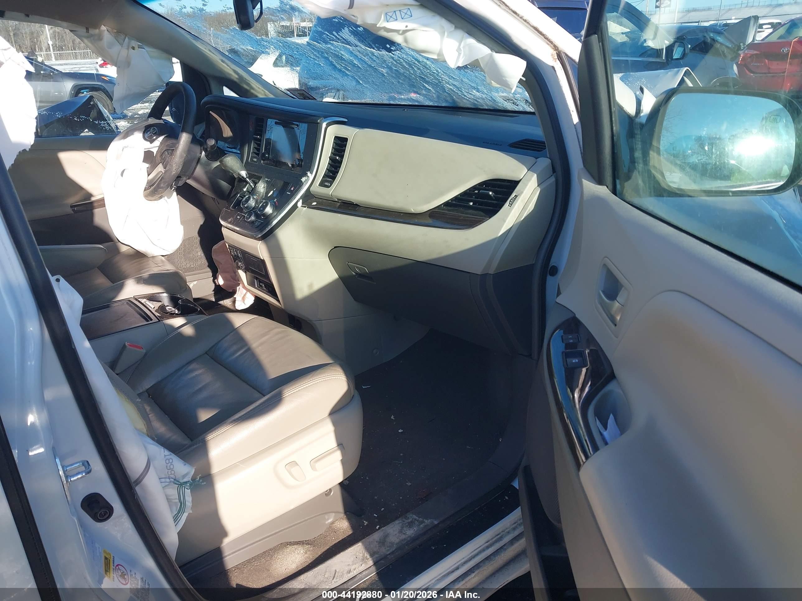 TOYOTA SIENNA image 5