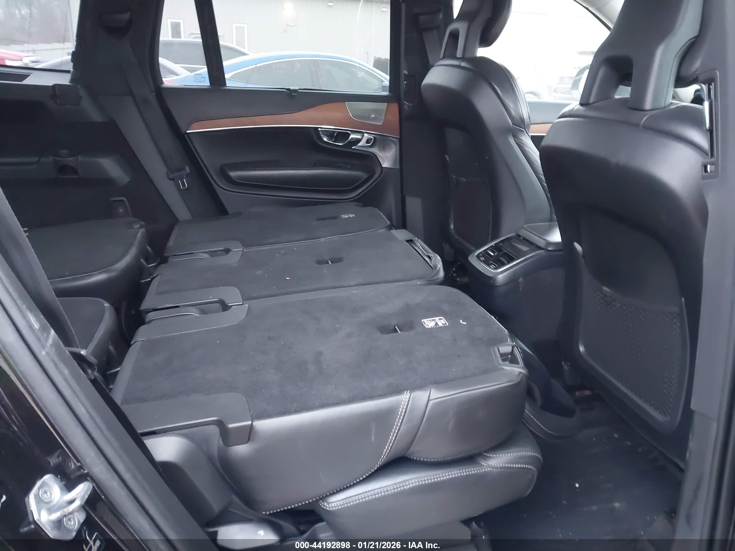 VOLVO XC90 image 8