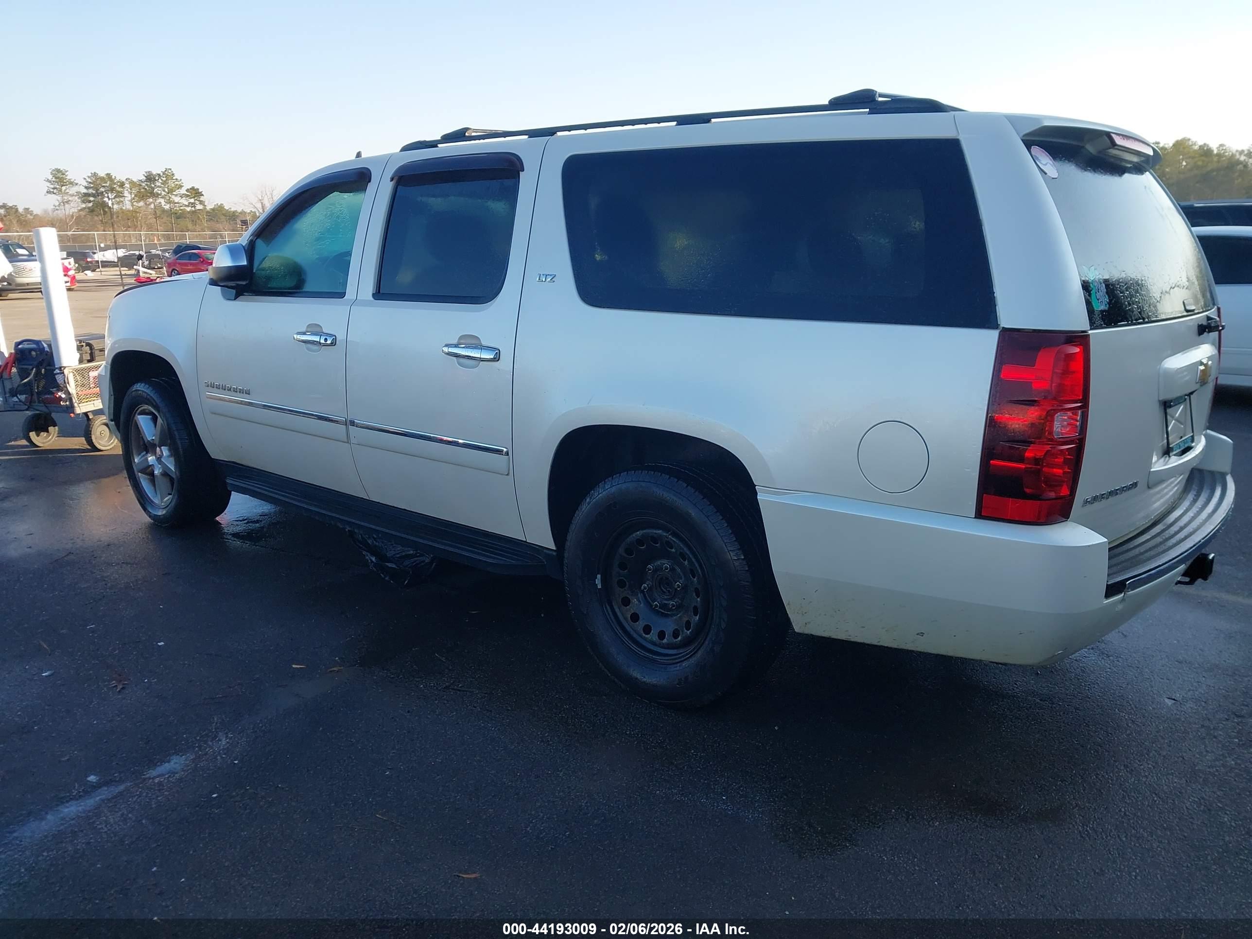 CHEVROLET SUBURBAN image 3