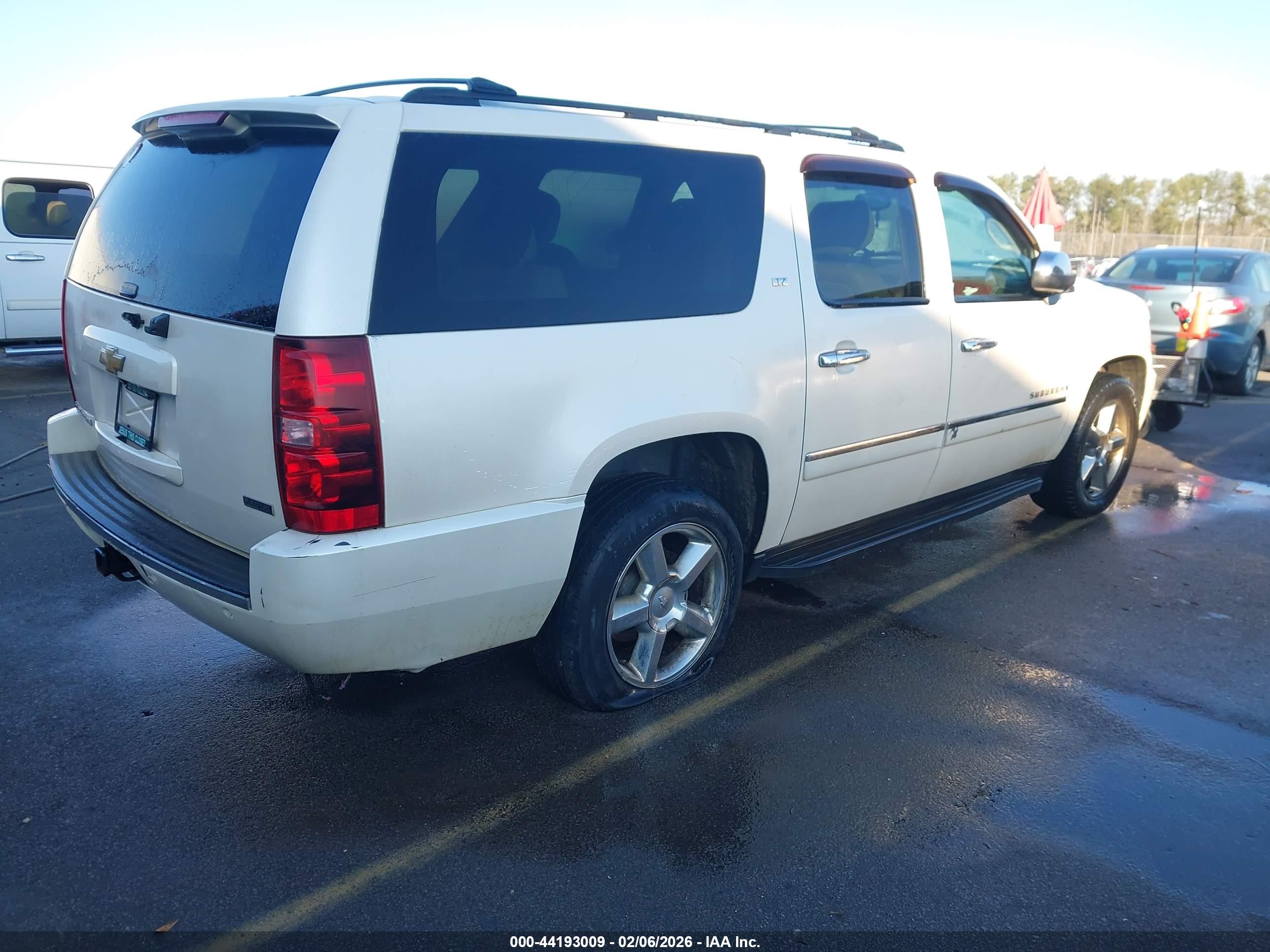 CHEVROLET SUBURBAN image 4