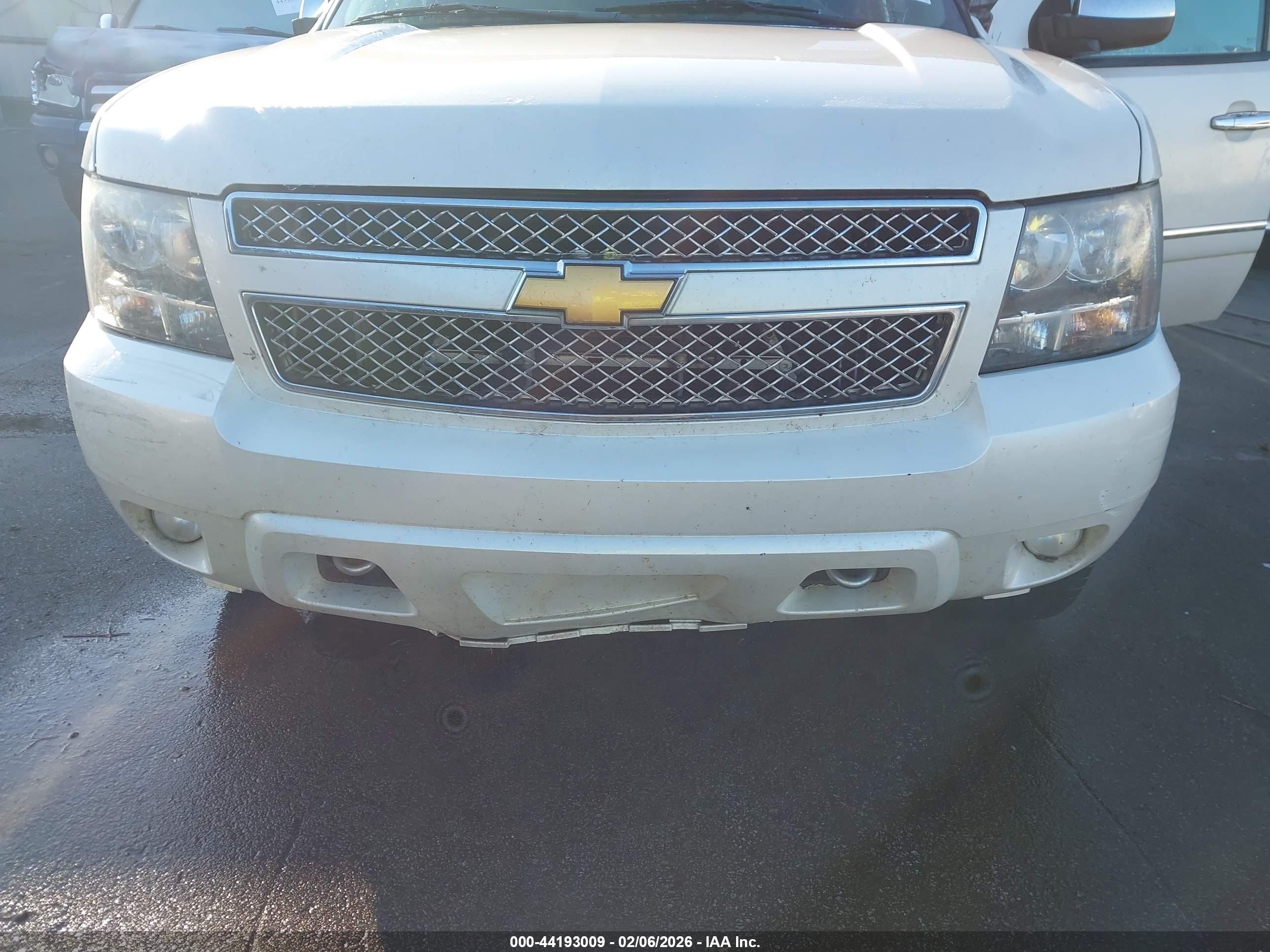 CHEVROLET SUBURBAN image 6