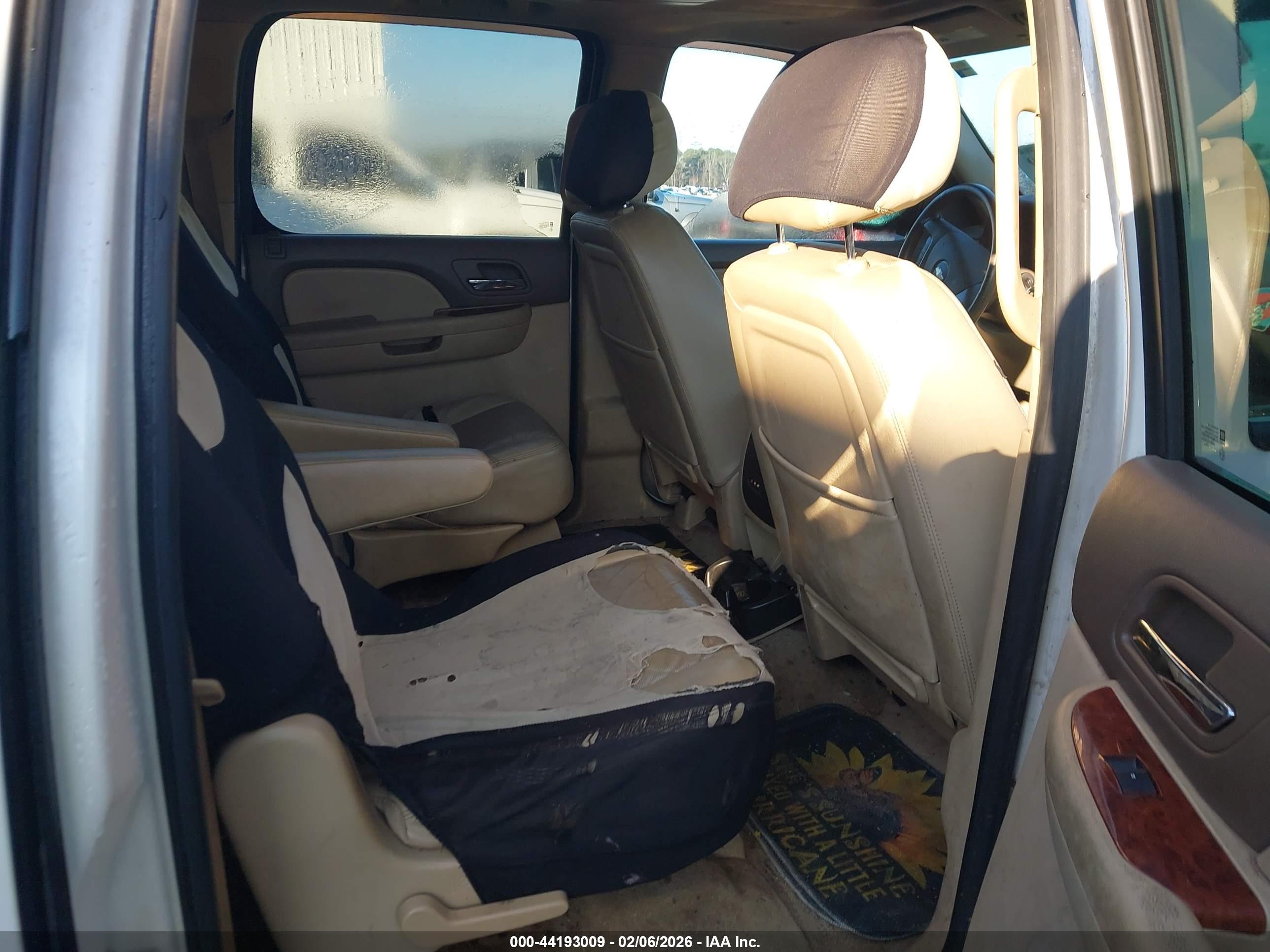 CHEVROLET SUBURBAN image 8