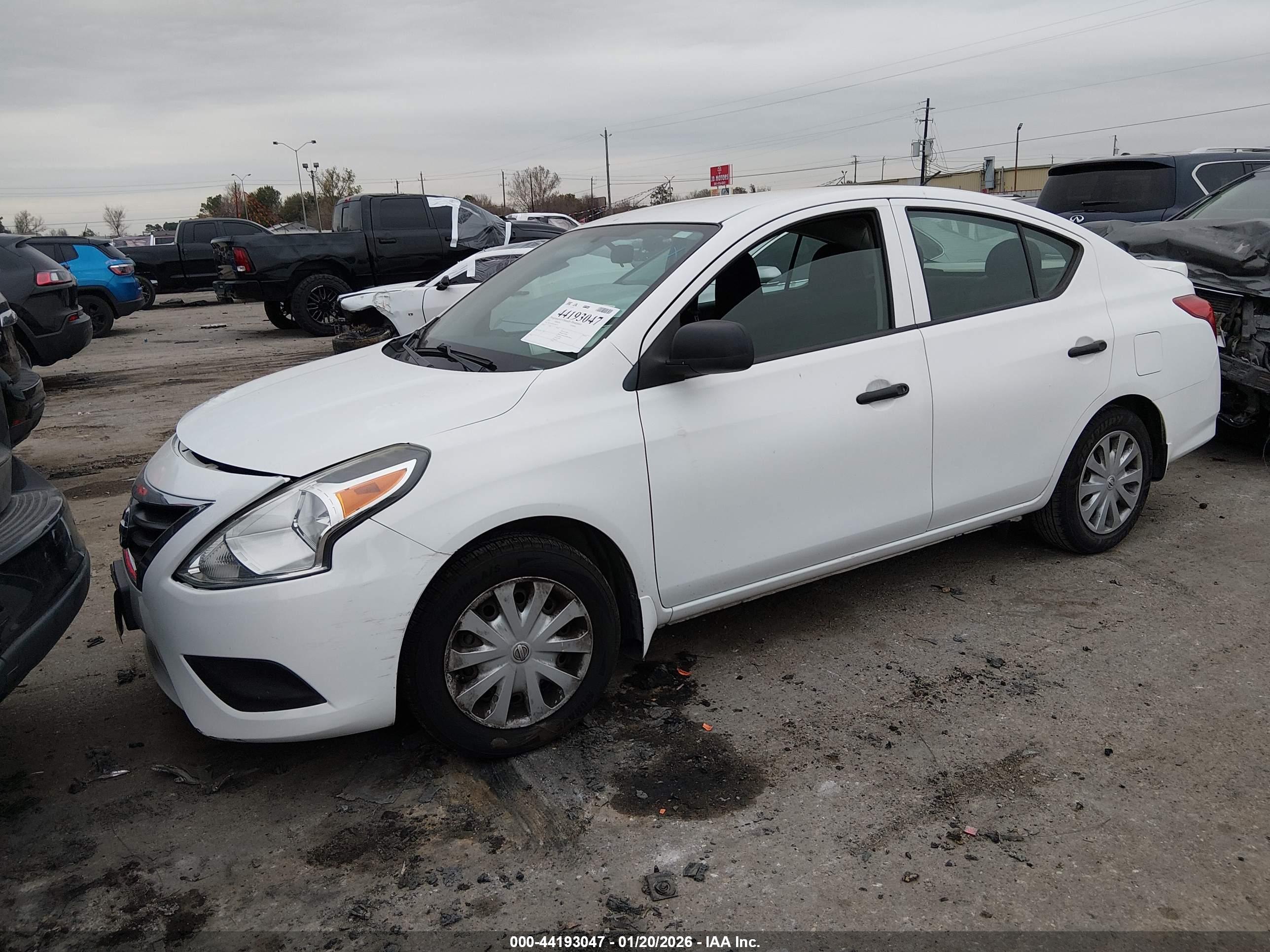 NISSAN VERSA image 2