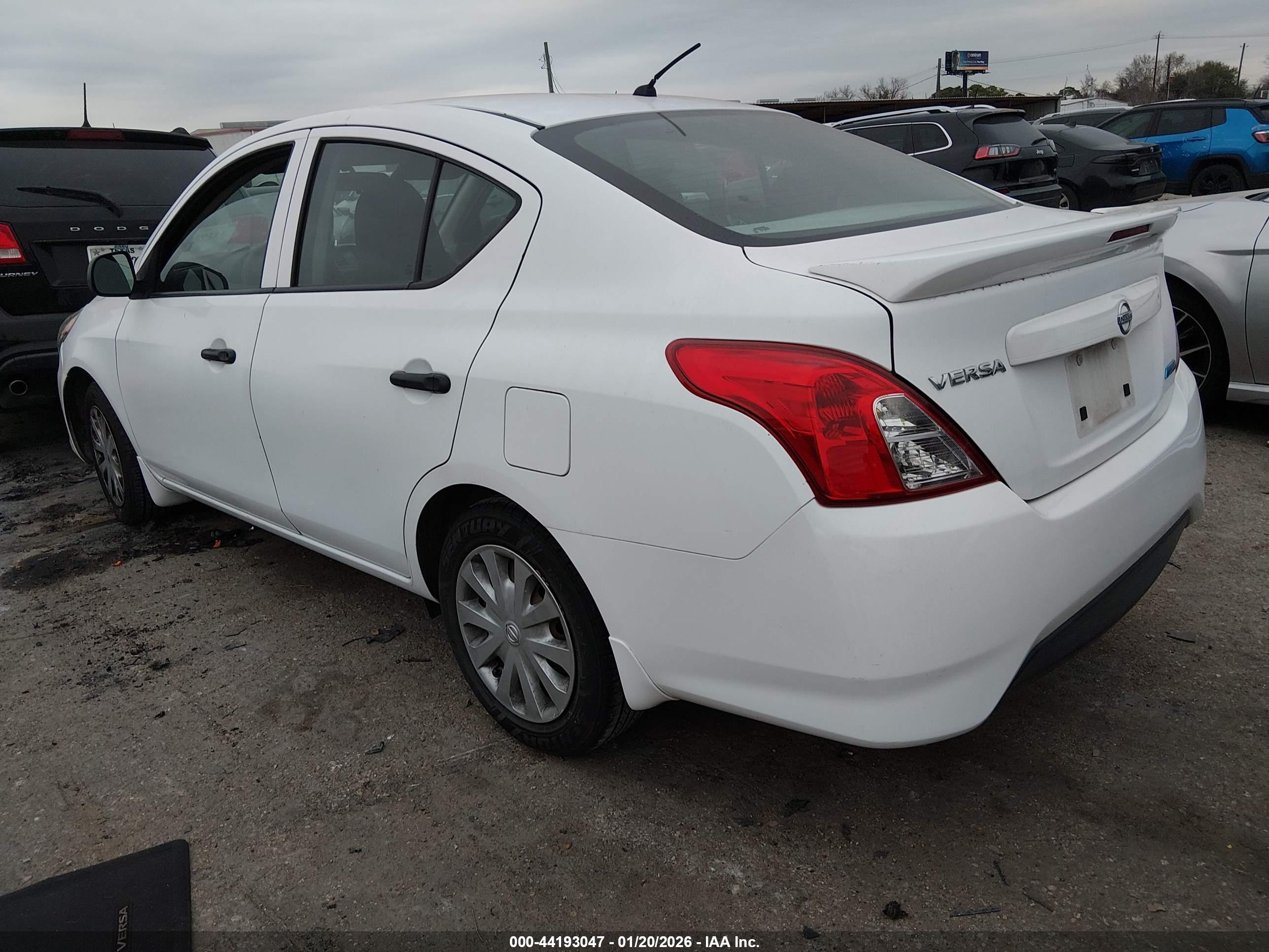 NISSAN VERSA image 3