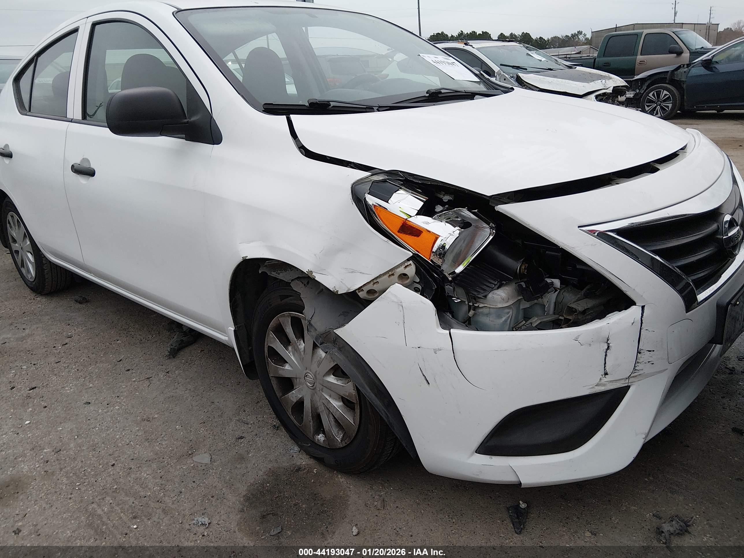 NISSAN VERSA image 6