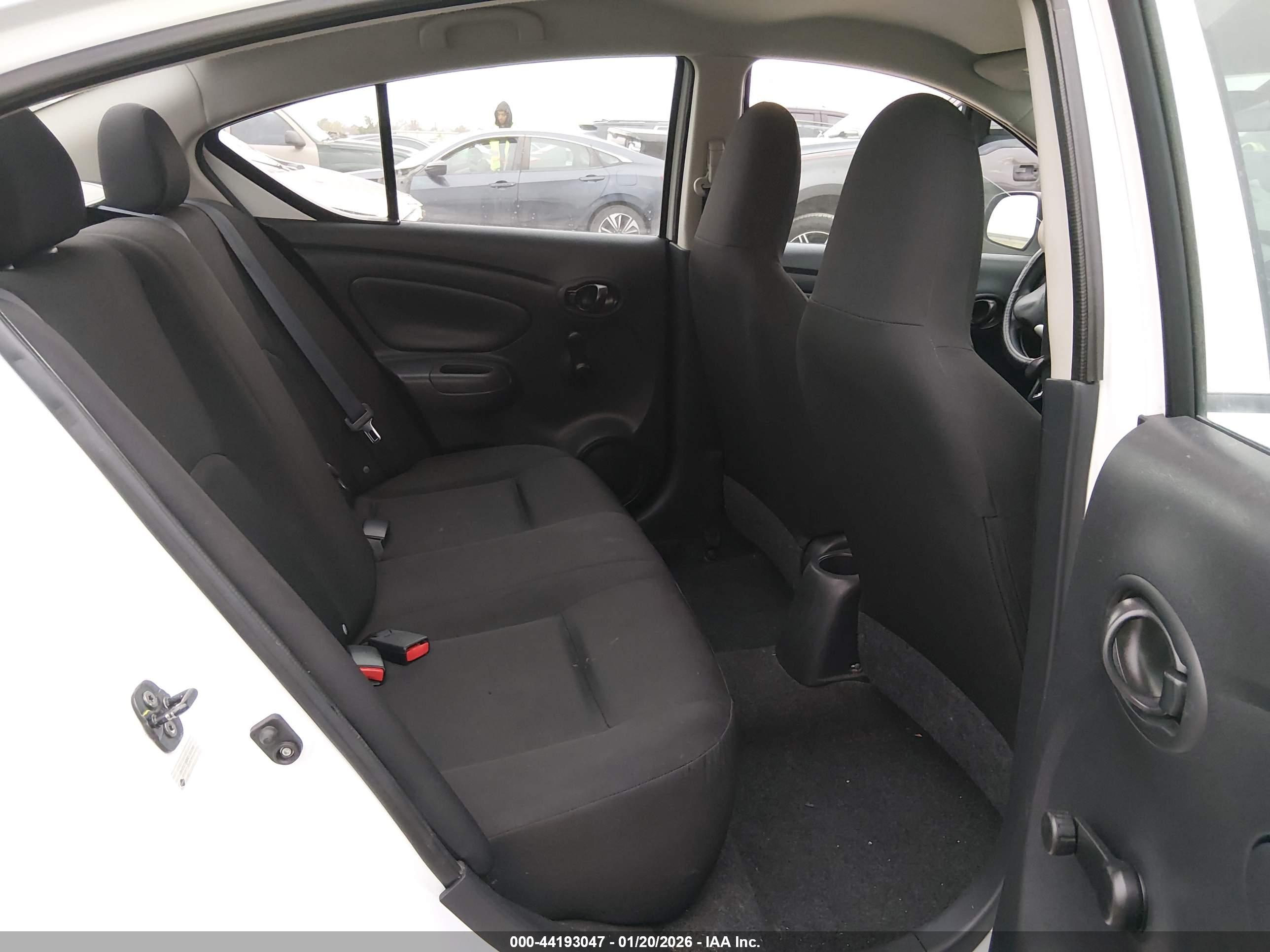 NISSAN VERSA image 8